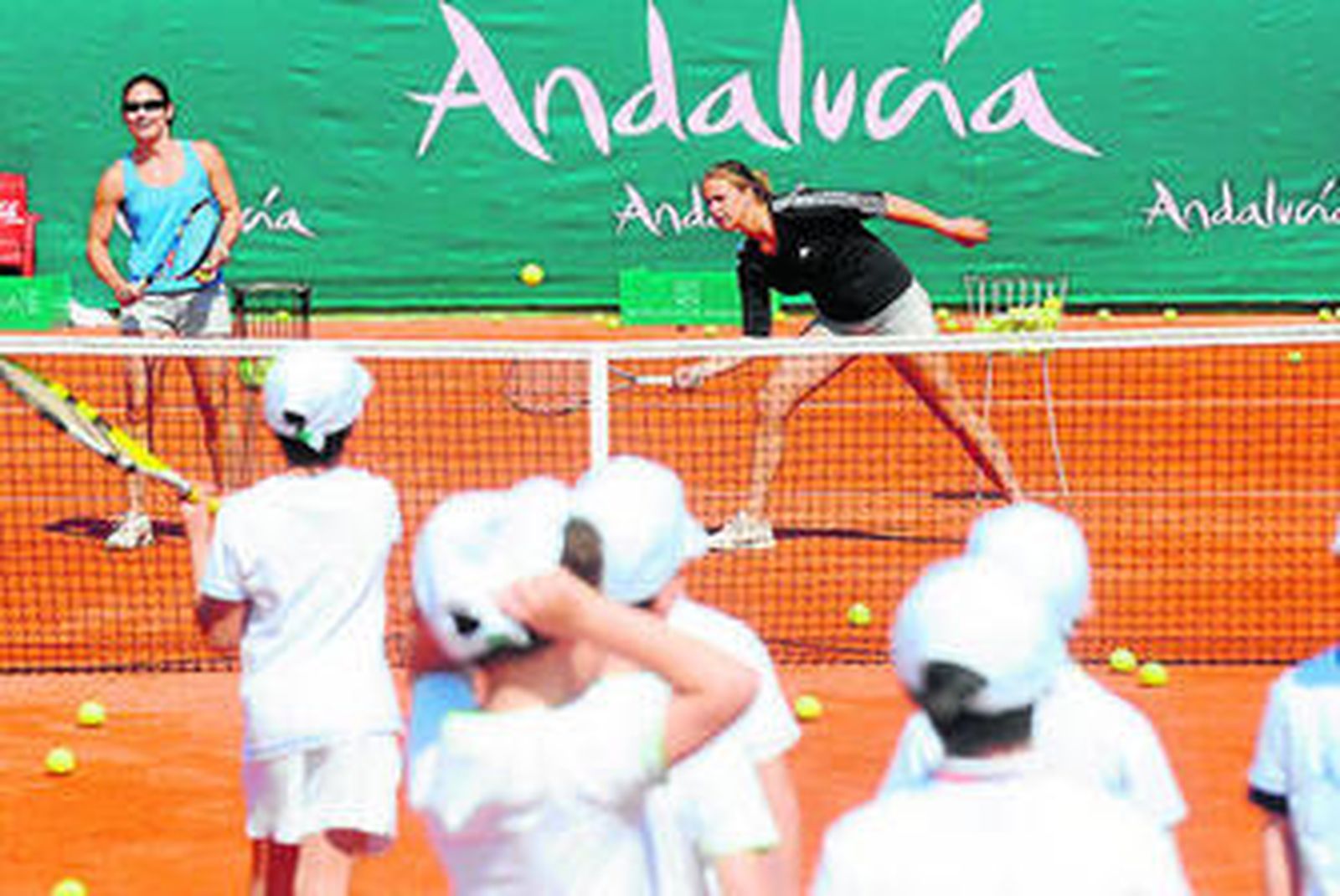 La selección andaluza minibasket recibe su trofeo tras un Nacional de autonomías.