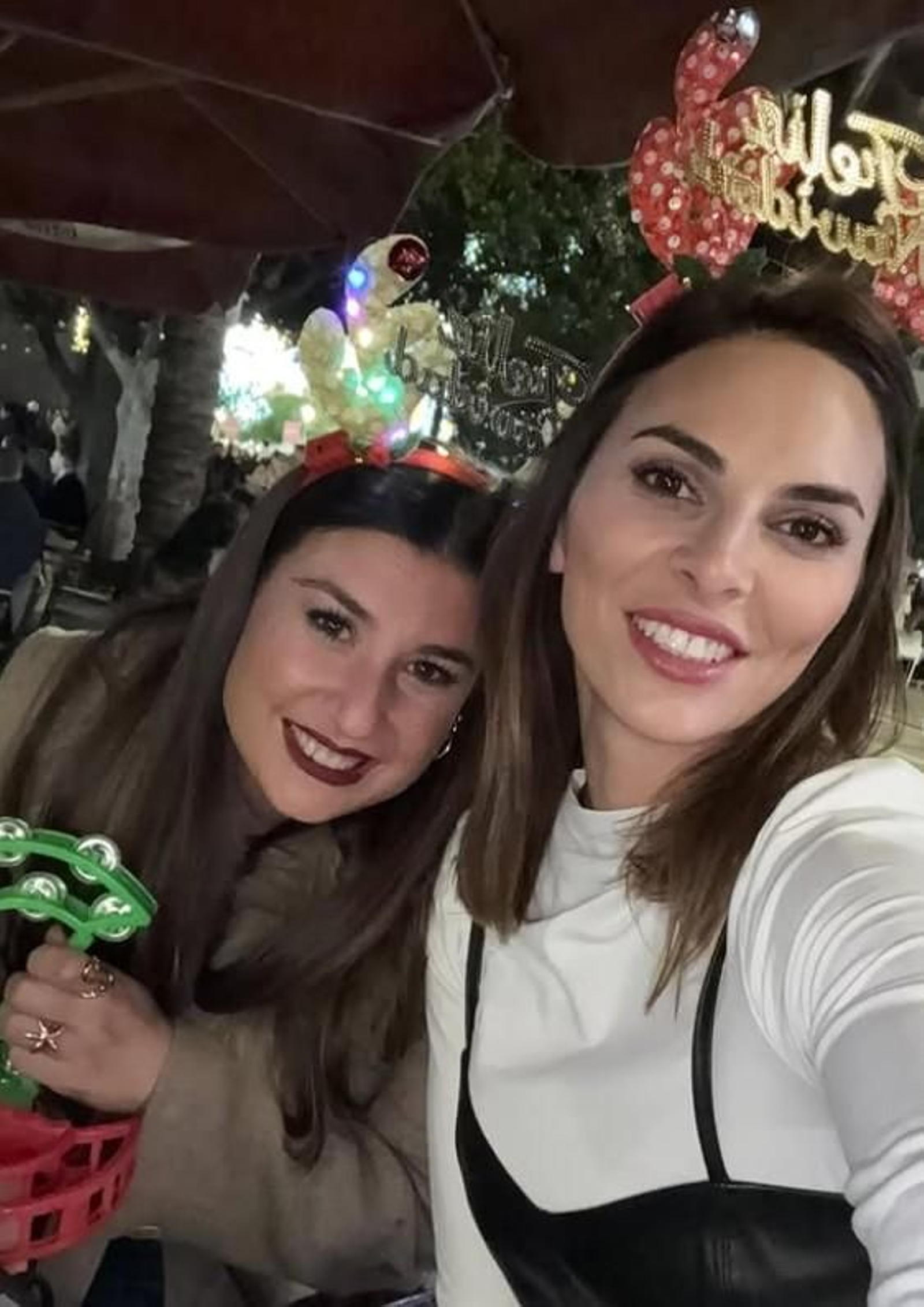 Irene rosales junto a una amiga en las zambombas de Jerez 2025.