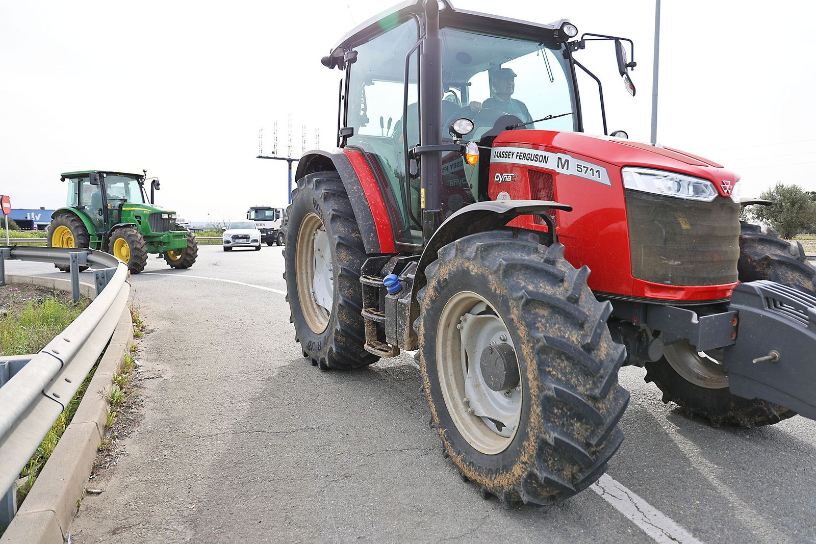 Imágenes de la multitudinaria tractorada de los agricultores en Huelva