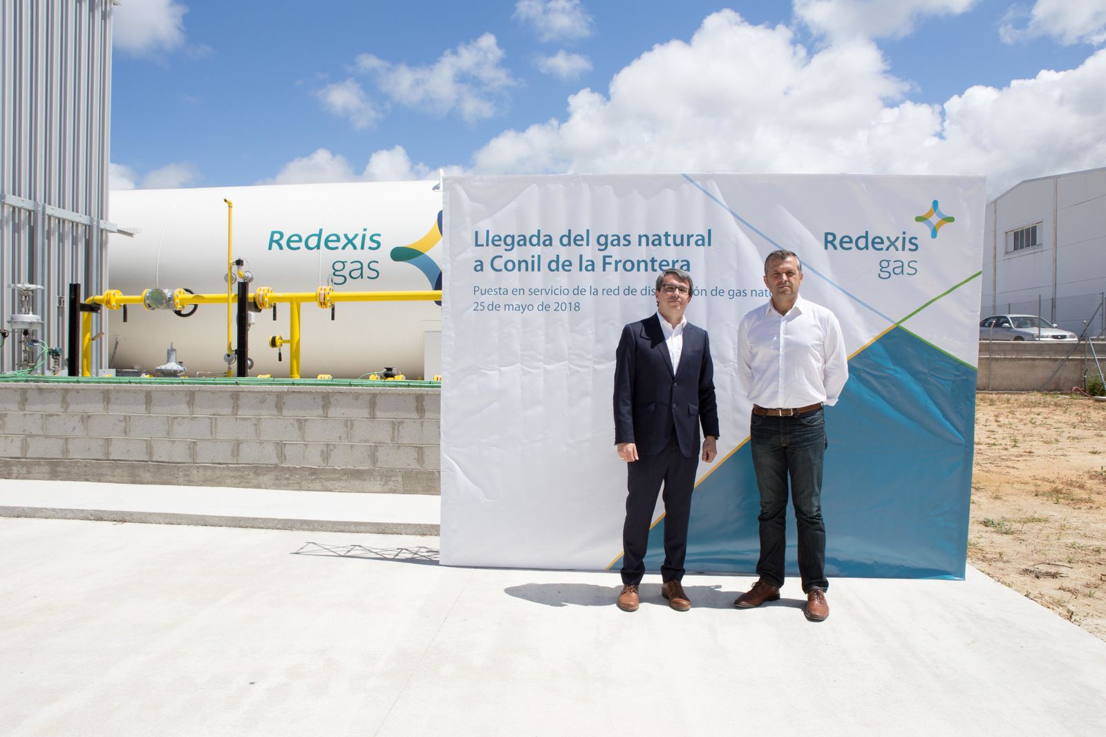 El alcalde Conil, Juan Bermúdez, asistió al acto de inauguración junto al responsable de la compañía de gas.