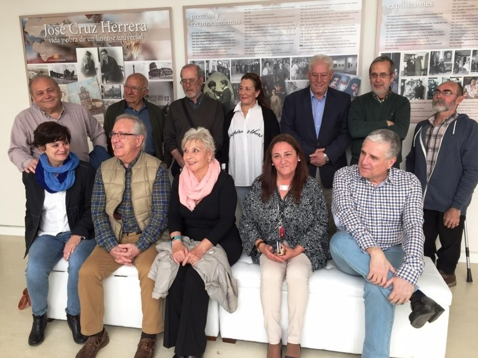 Algunos de los integrantes del Círculo de Estudios Linenses, tras el acto de presentación.