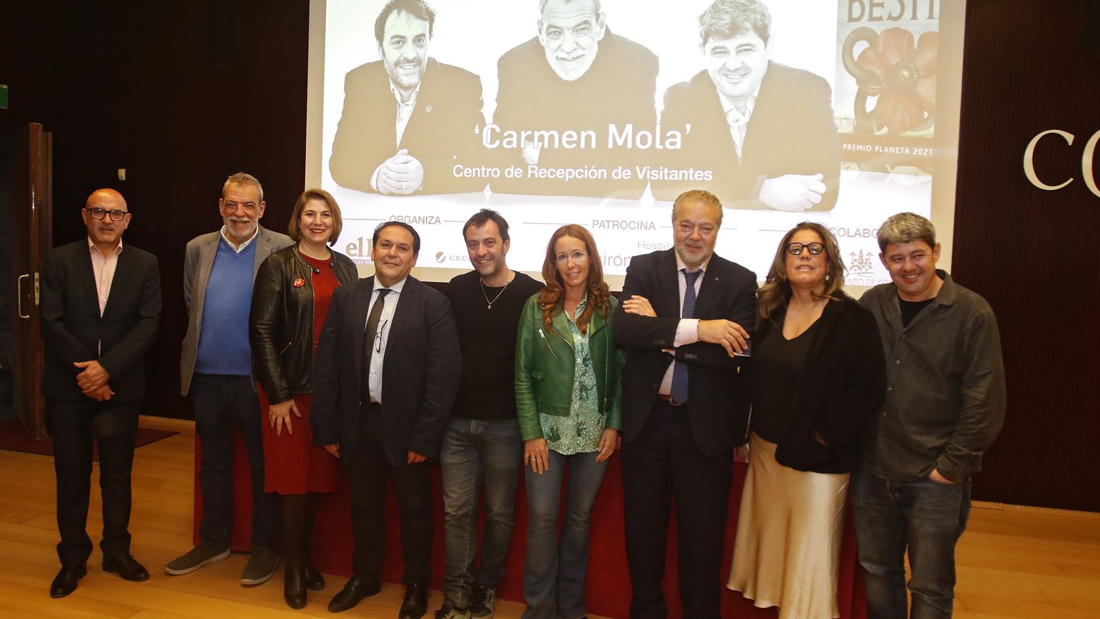 Representantes institucionales con los creadores de Carmen Mola.