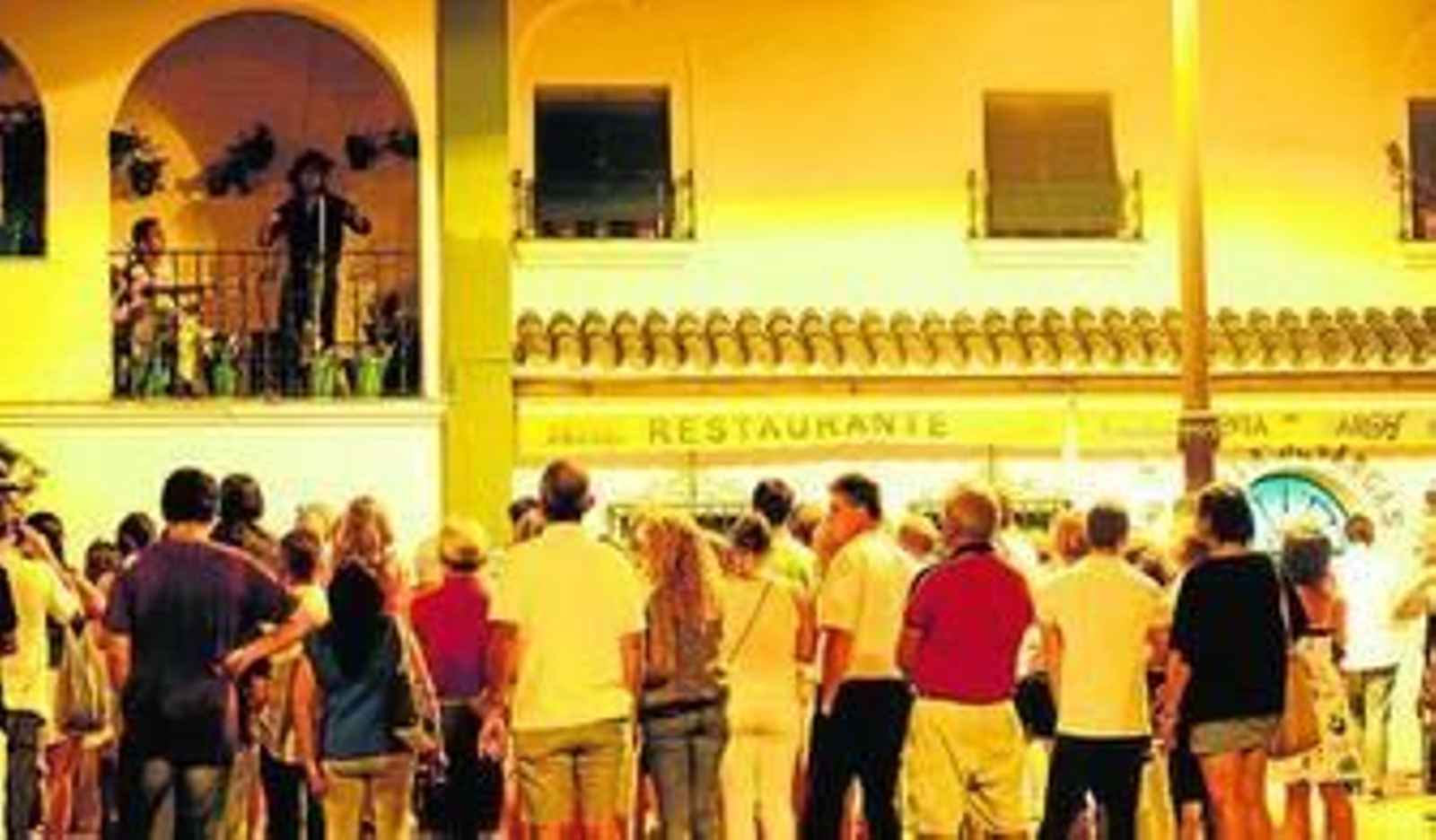 El público, ante el balcón de la Venta de Vargas.