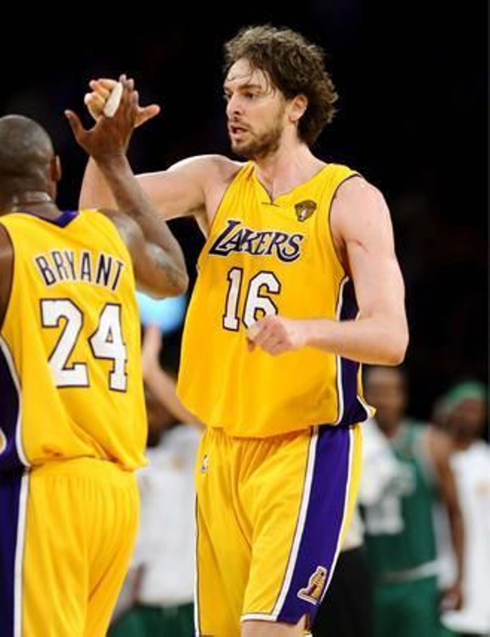 Los Angeles Lakers se alzaron con su decimosexto anillo tras vencer a Boston Celtics (83-79) en el séptimo partido de la final de la NBA.

Foto: Agencias