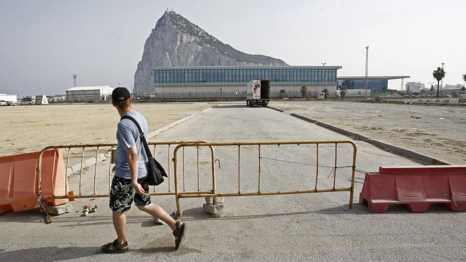 Parcela frente al aeropuerto de Gibraltar, en suelo linense; a la izquierda se ubicará el futuro centrl de WISeKey Parcela frente al aeropuerto de Gibraltar, en suelo linense; a la izquierda se ubicará el futuro centrl de WISeKey