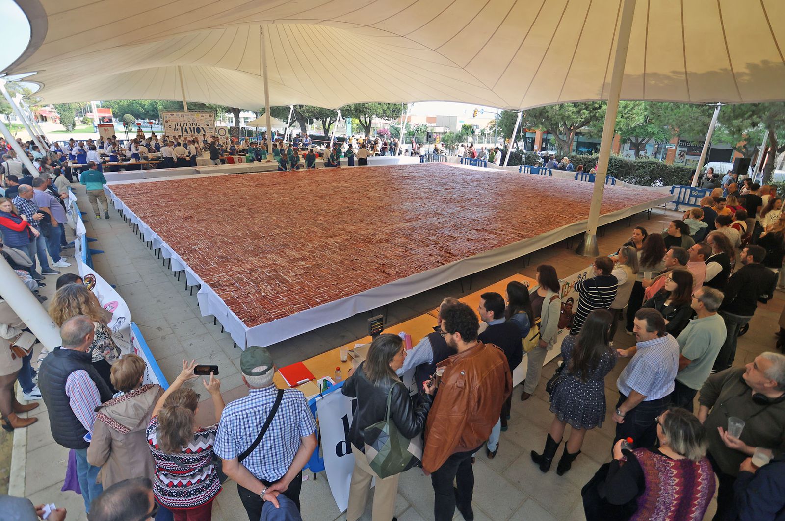 Huelva consigue el récord Guinness con el plato de jamón más grande del mundo, en imágenes