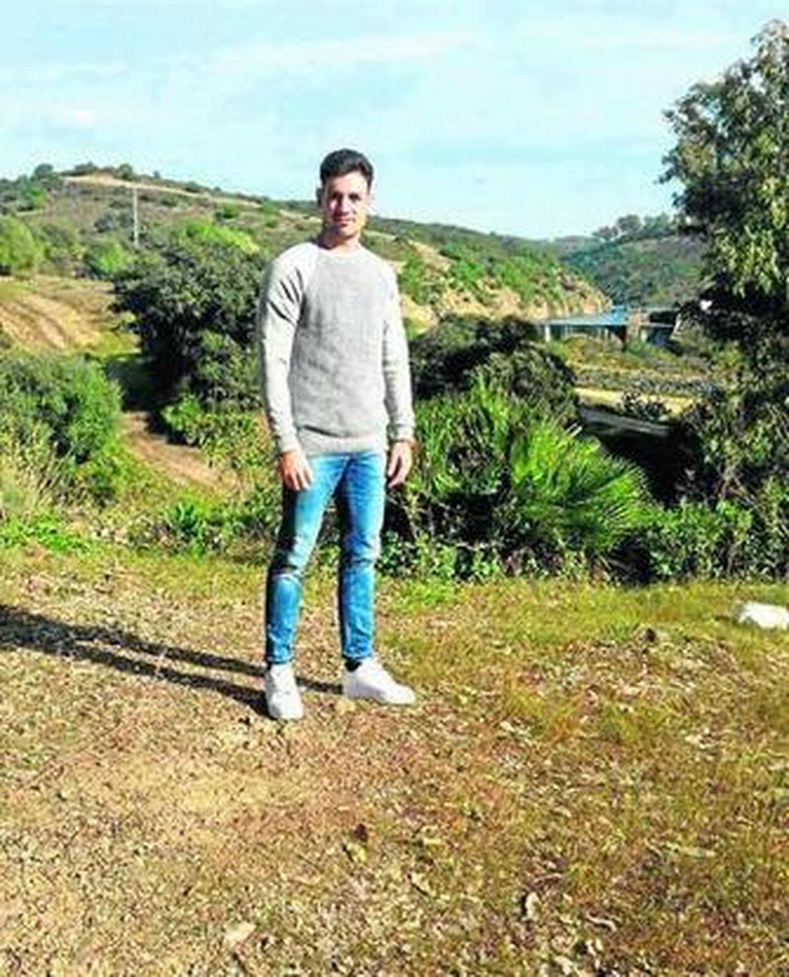 Juanfran, ayer en Villanueva del Río y Minas, su pueblo. A la derecha, abrazado por sus compañeros tras marcar el gol en el Camp Nou.