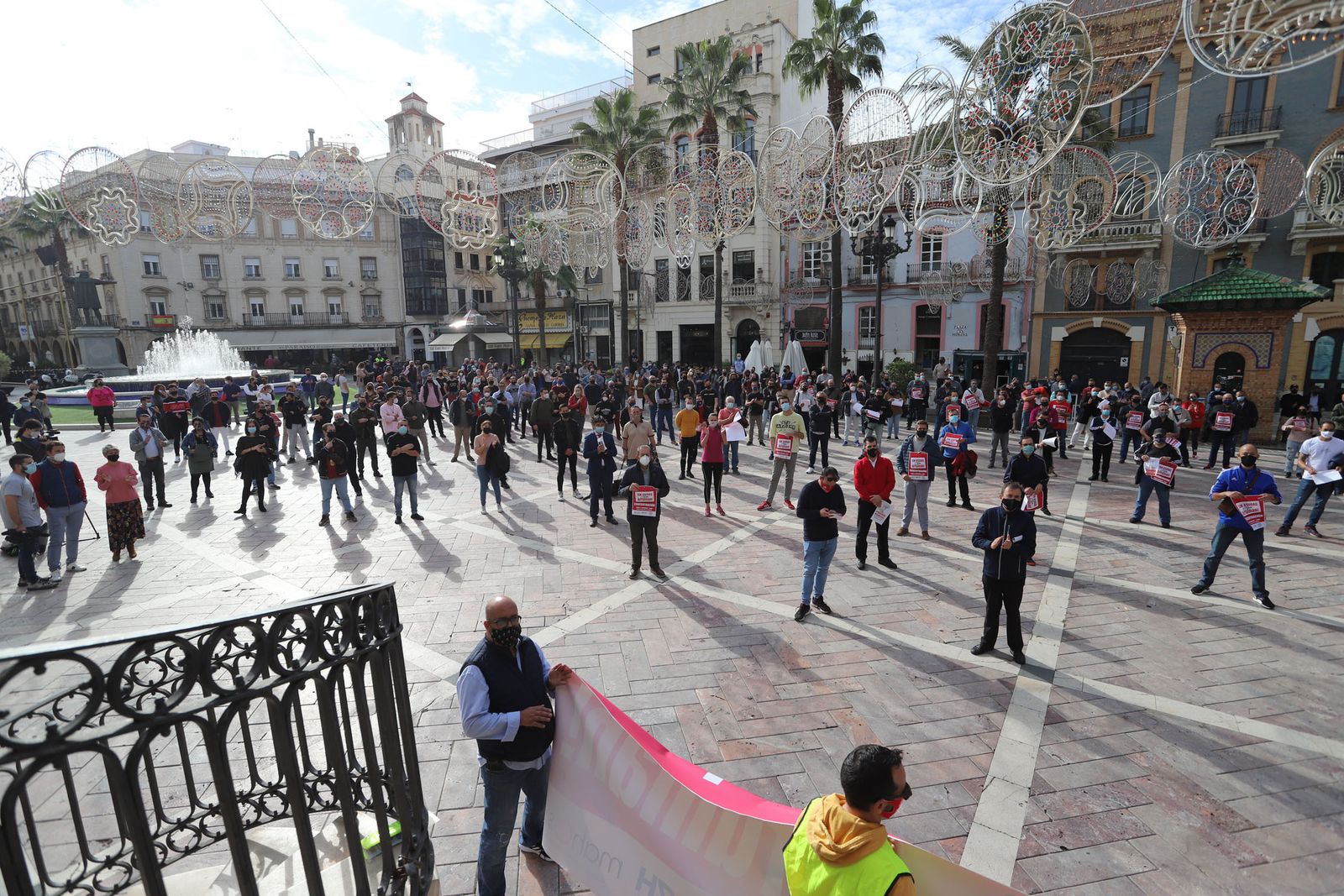 Imágenes de la concentración de los hosteleros de Huelva para reclamar ayudas.