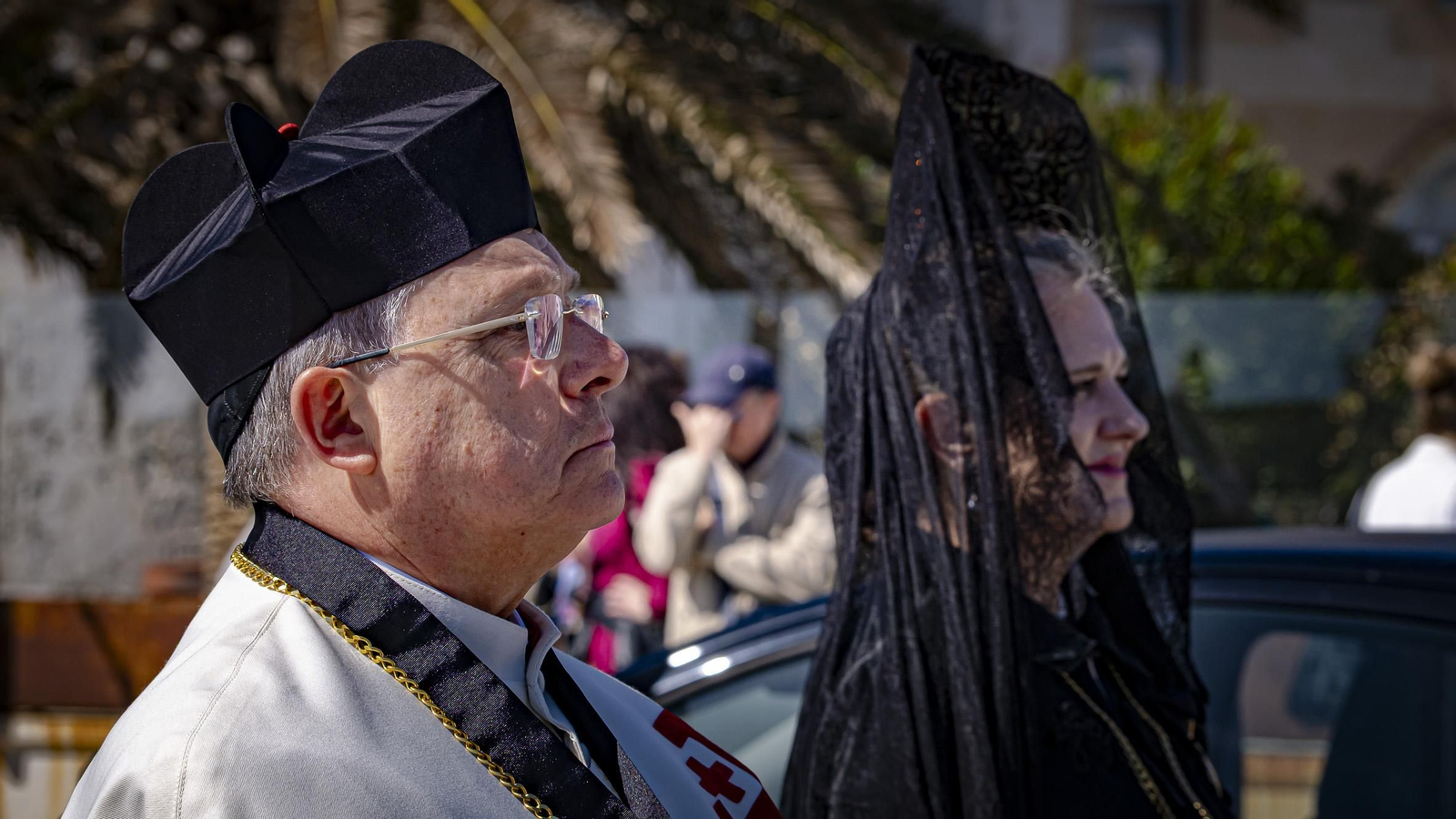 Imágenes de la salida de Santo Entierro en la Semana Santa de Cádiz 2025