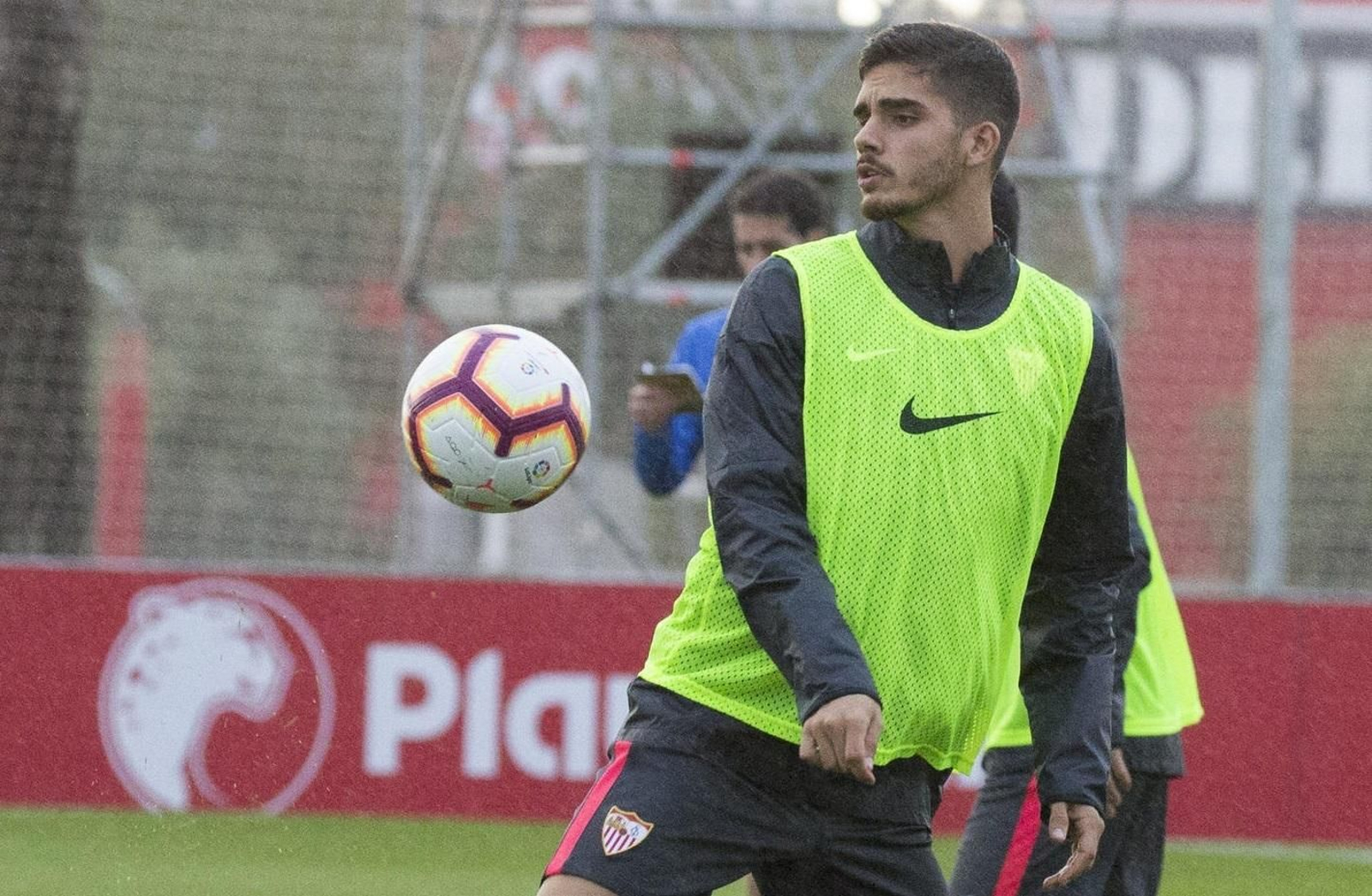 Andre Silva, novedad en la primera sesión de entrenamiento de la semana en el Sevilla.