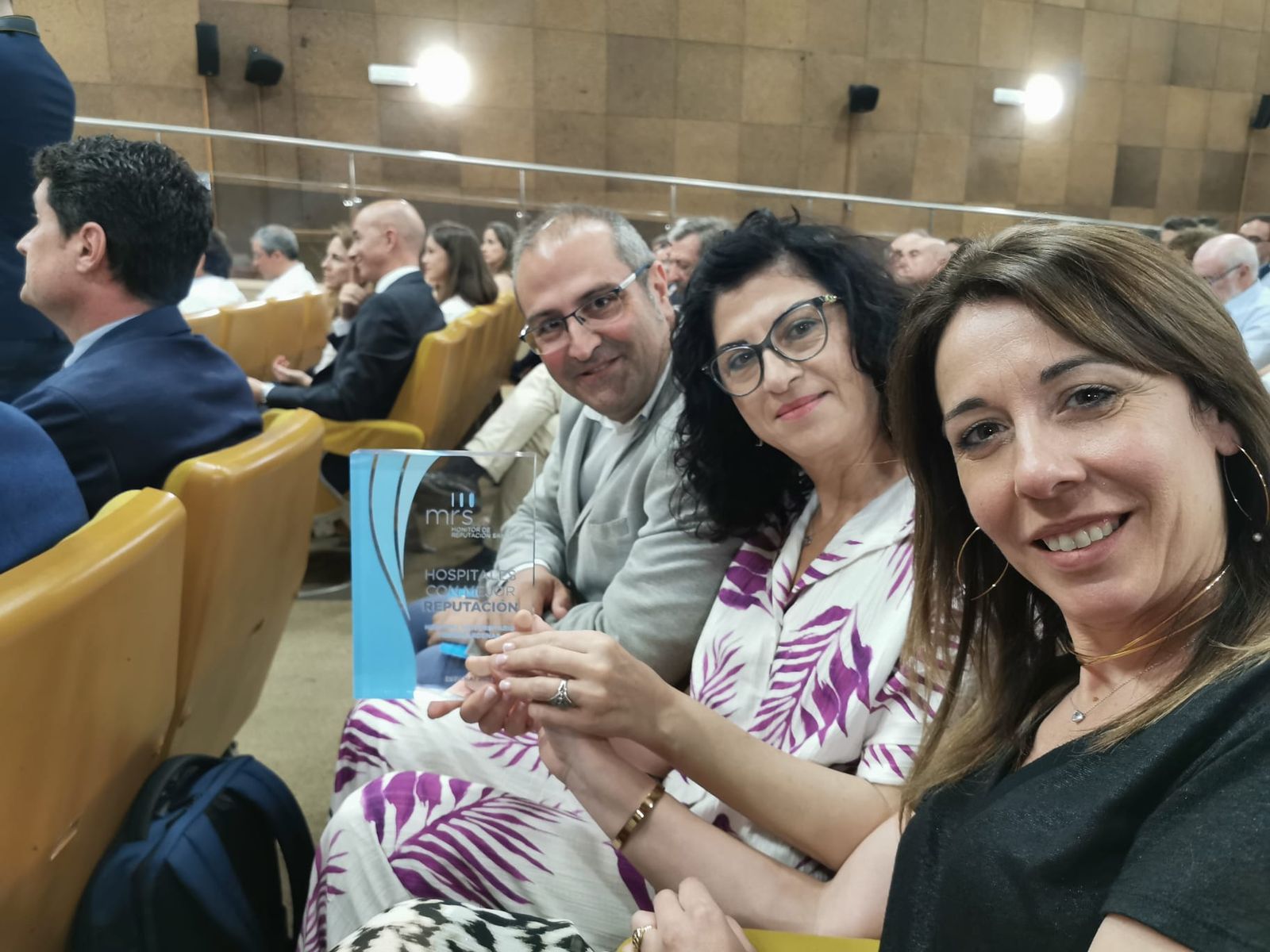 Responsables del Hospital de Torrecárdenas tras recoger el premio.