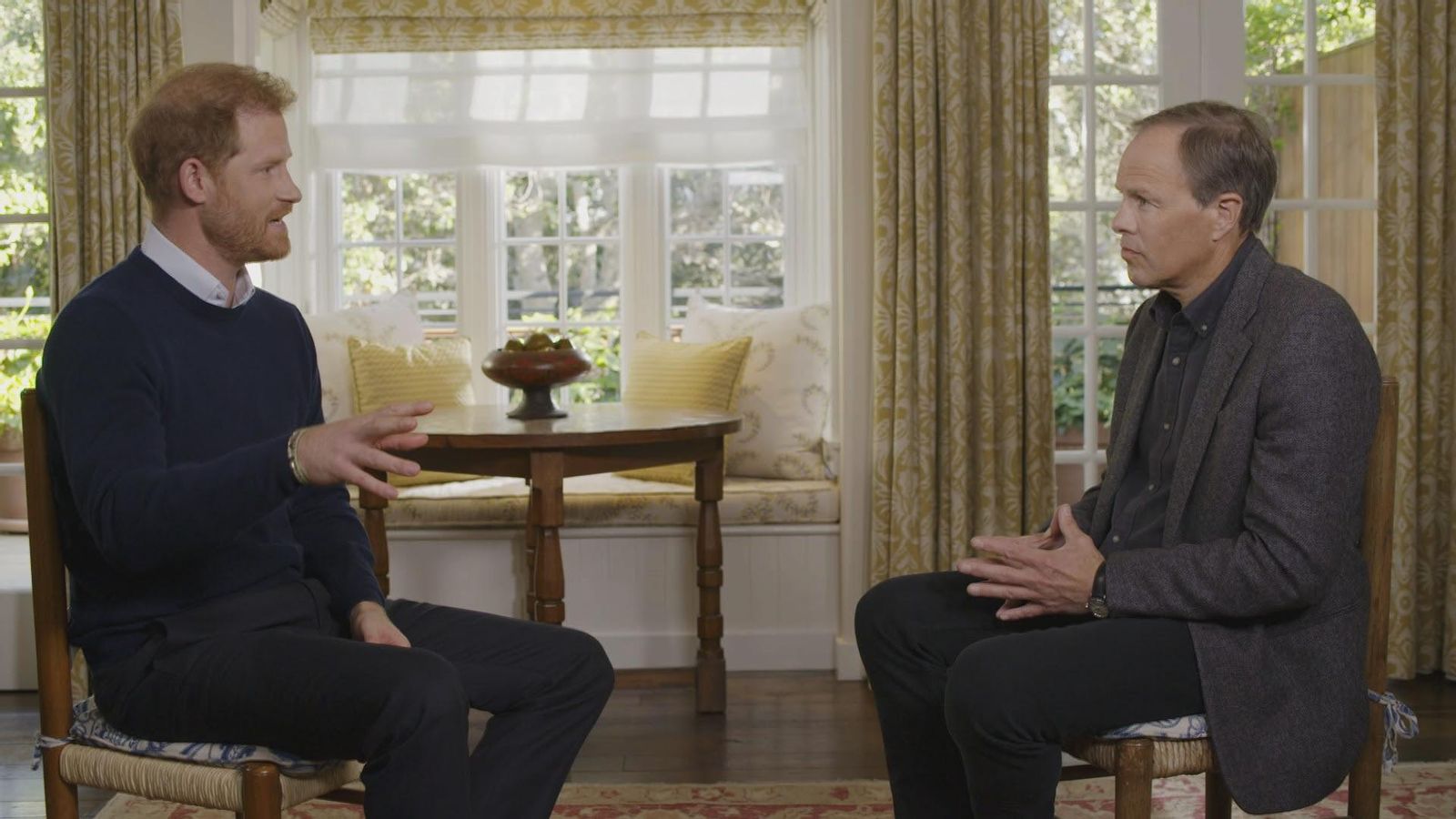 El príncipe Harry junto al periodista Tom Bradby El príncipe Harry junto al periodista Tom Bradby