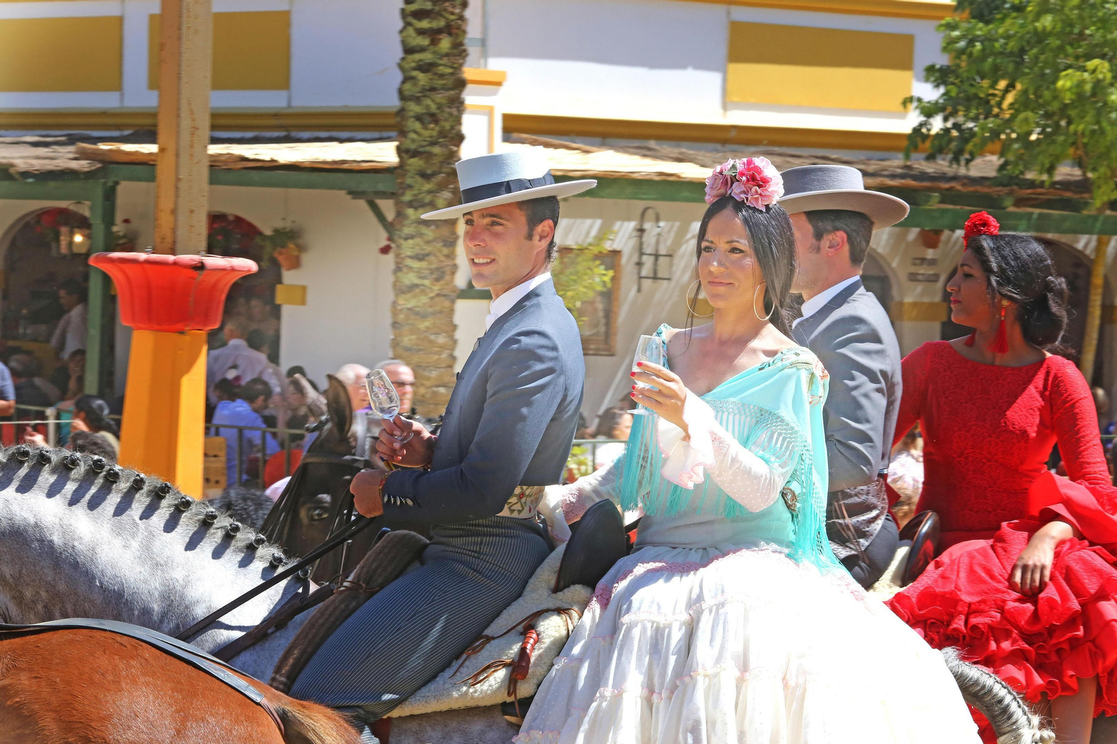 Una flamenca muestra su arte a la grupa durante un paseo por el Real.
