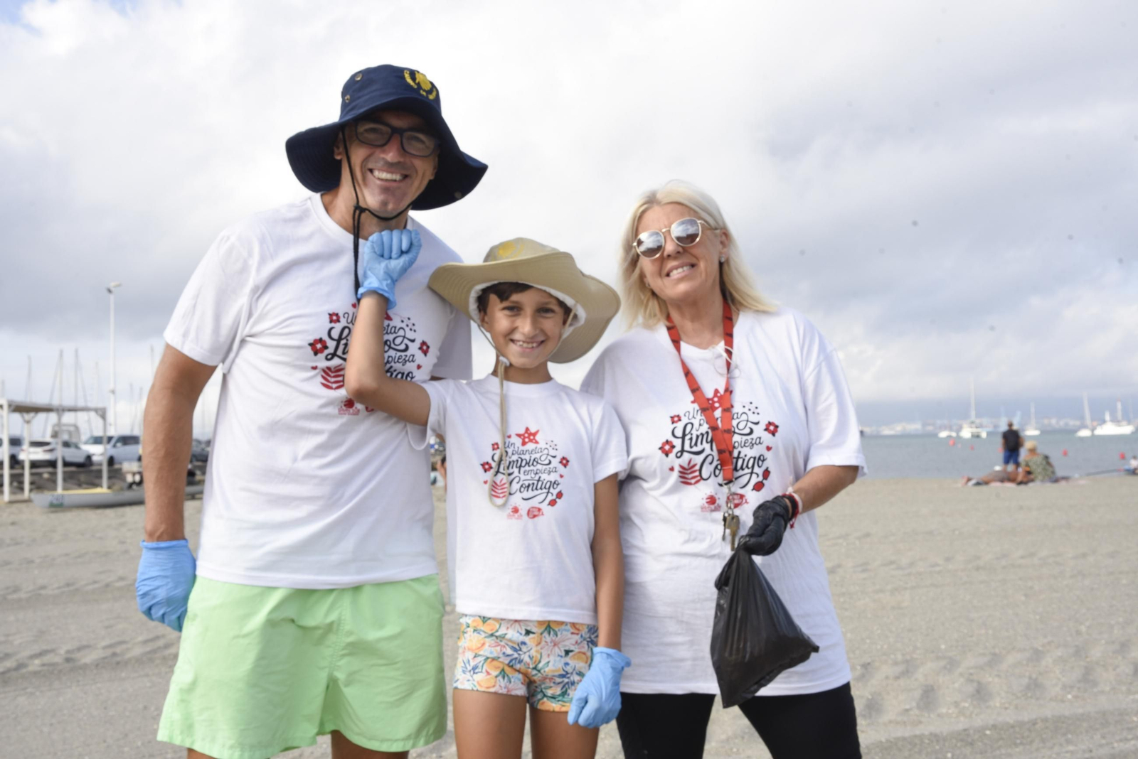 Las fotos de la jornada de limpieza de la playa de Poniente de La Línea organizada por Gran Sur