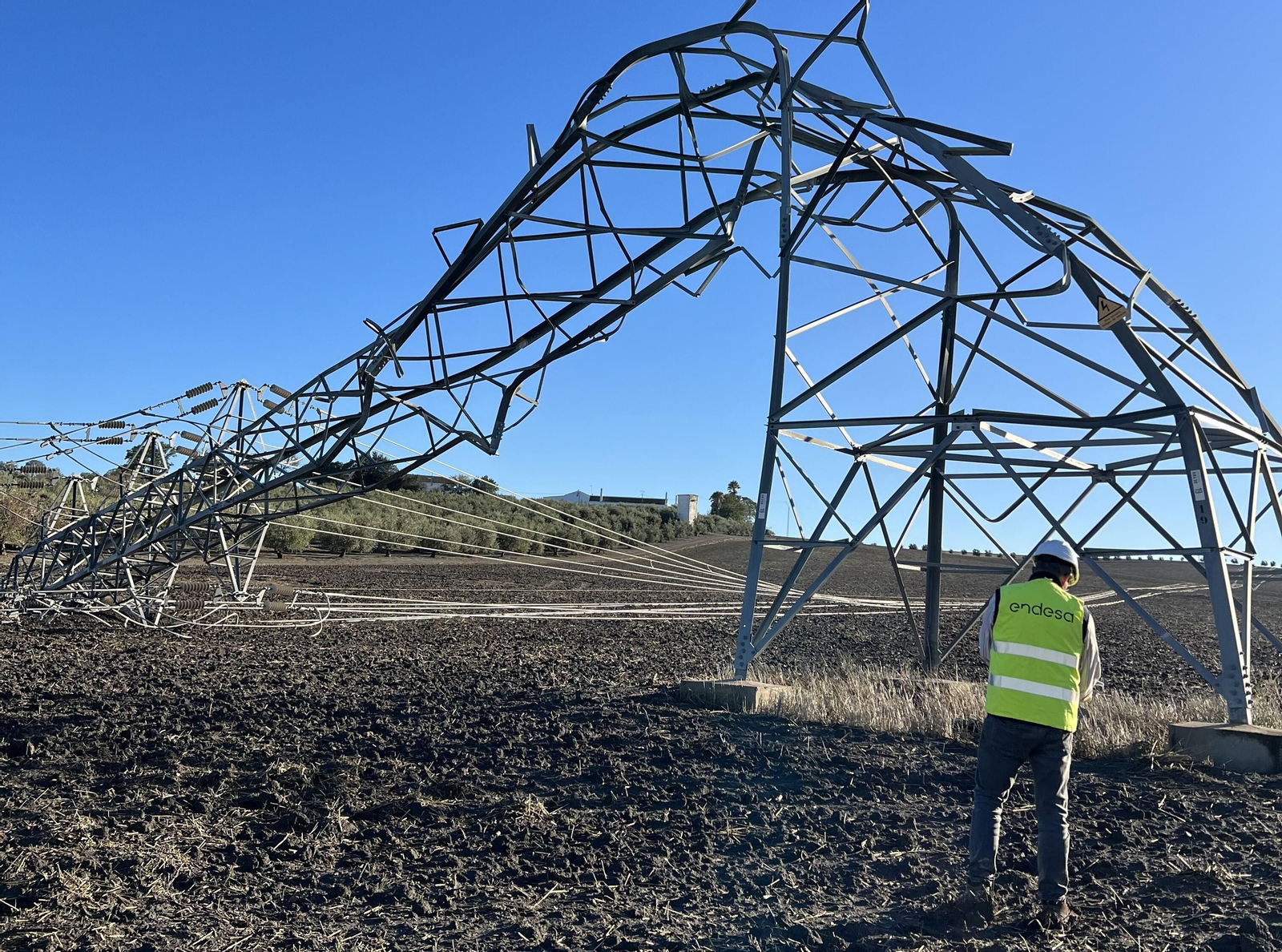 Torre eléctrica desplomada en Alcalá de Guadaíra, Sevilla, por la borrasca Bernard.