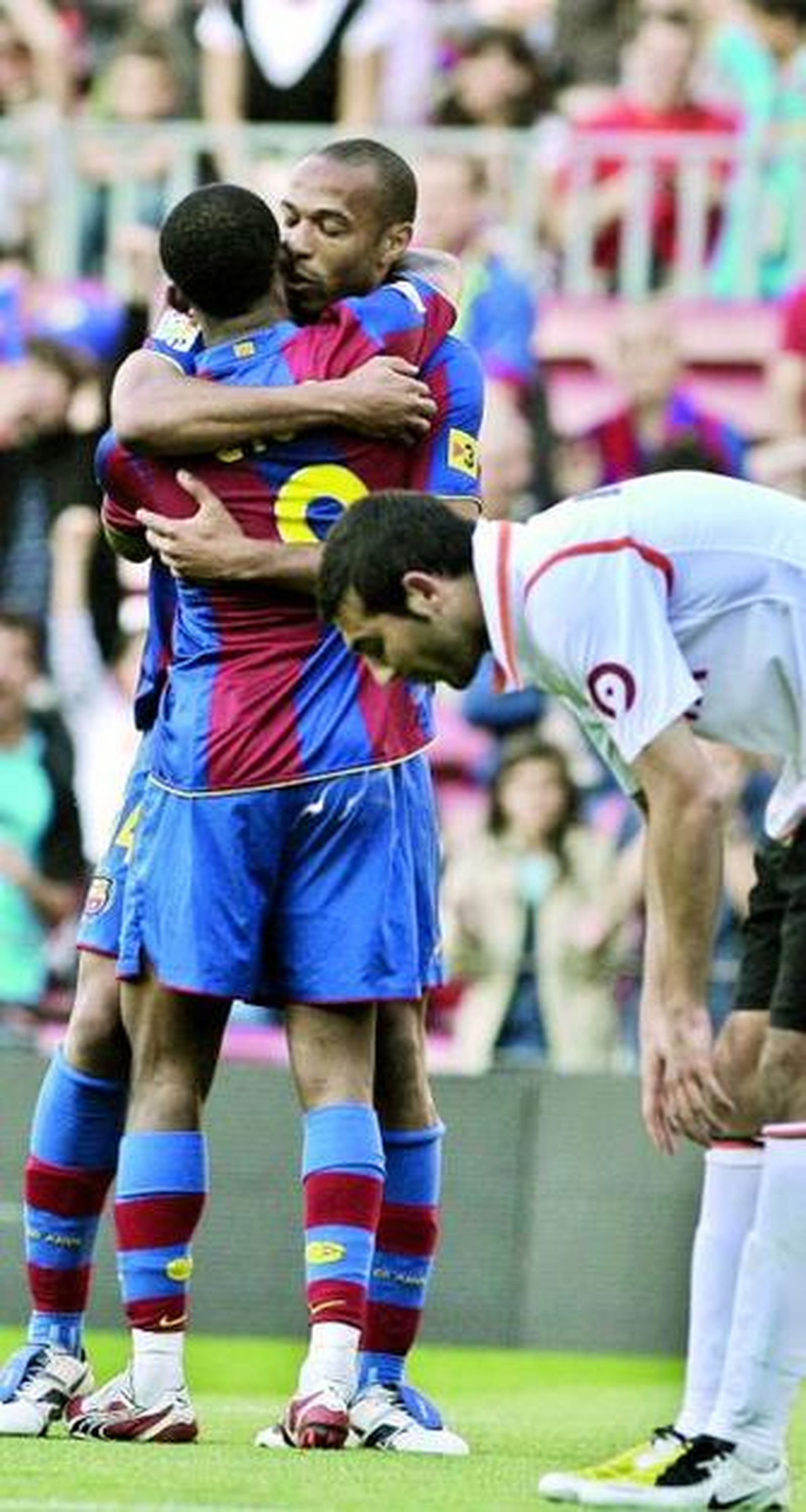 Eto'o y Henry se felicitan tras el tercer tanto azulgrana.