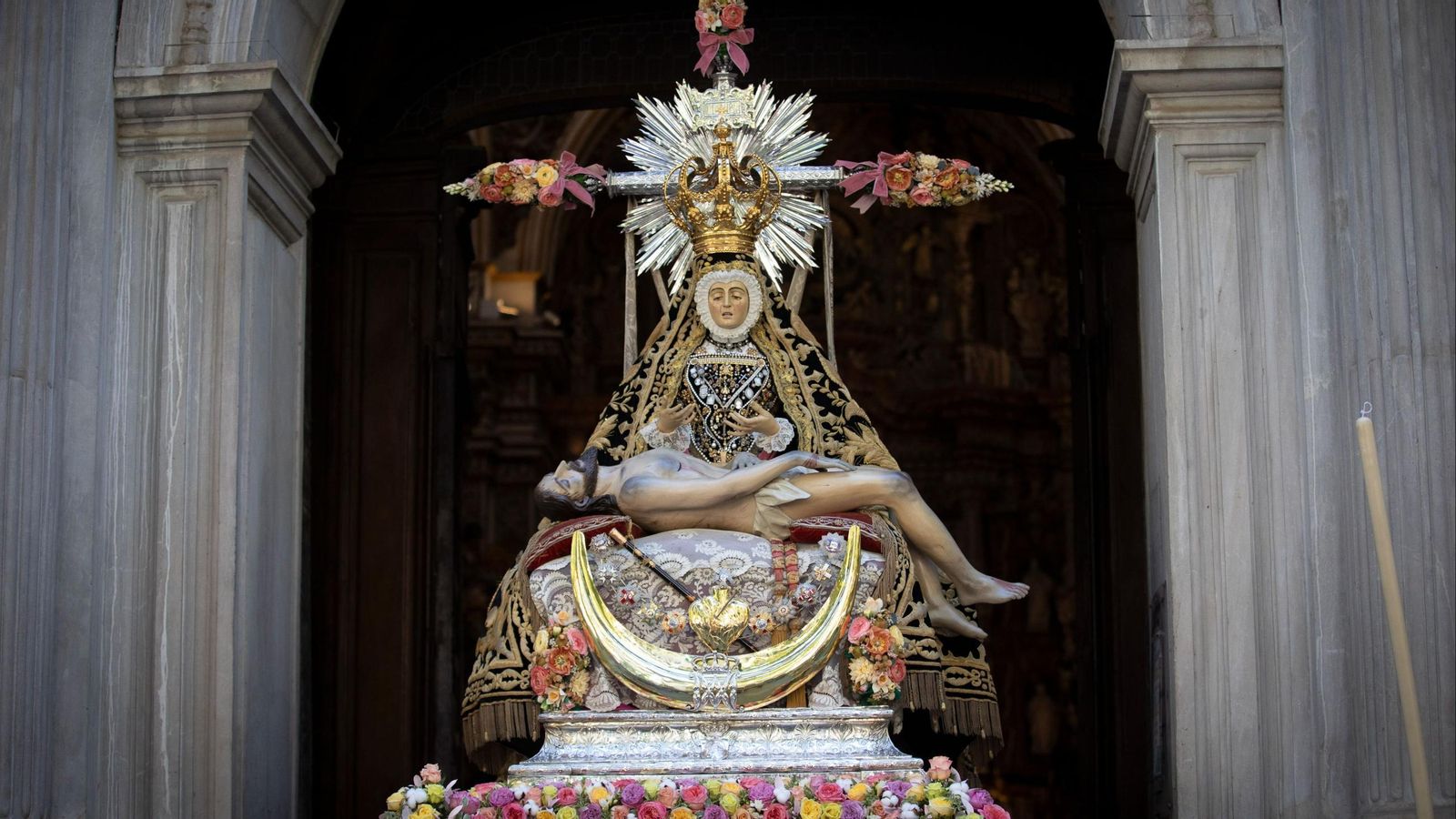 Tradicional Ofrenda Floral y Solidaria a la Virgen de las Angustias de Granada, Septiembre 2025