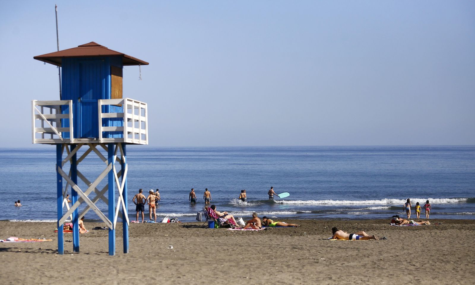Fotos de las playas de Rincón de la Victoria: bandera verde a los bañistas