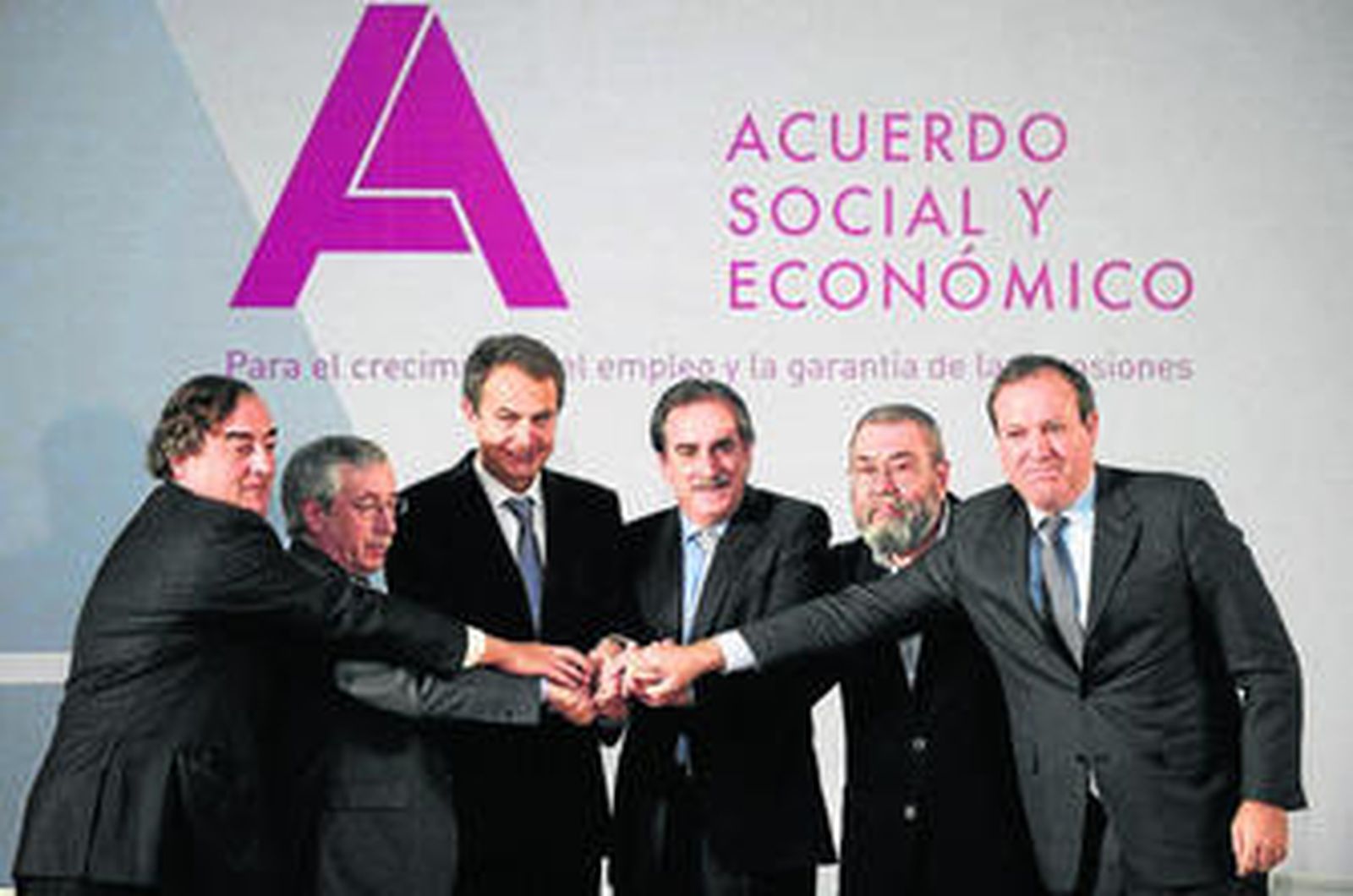 Zapatero y los representates de patronal y sindicatos, tras firmar el Acuerdo Social el pasado 2 de febrero.
