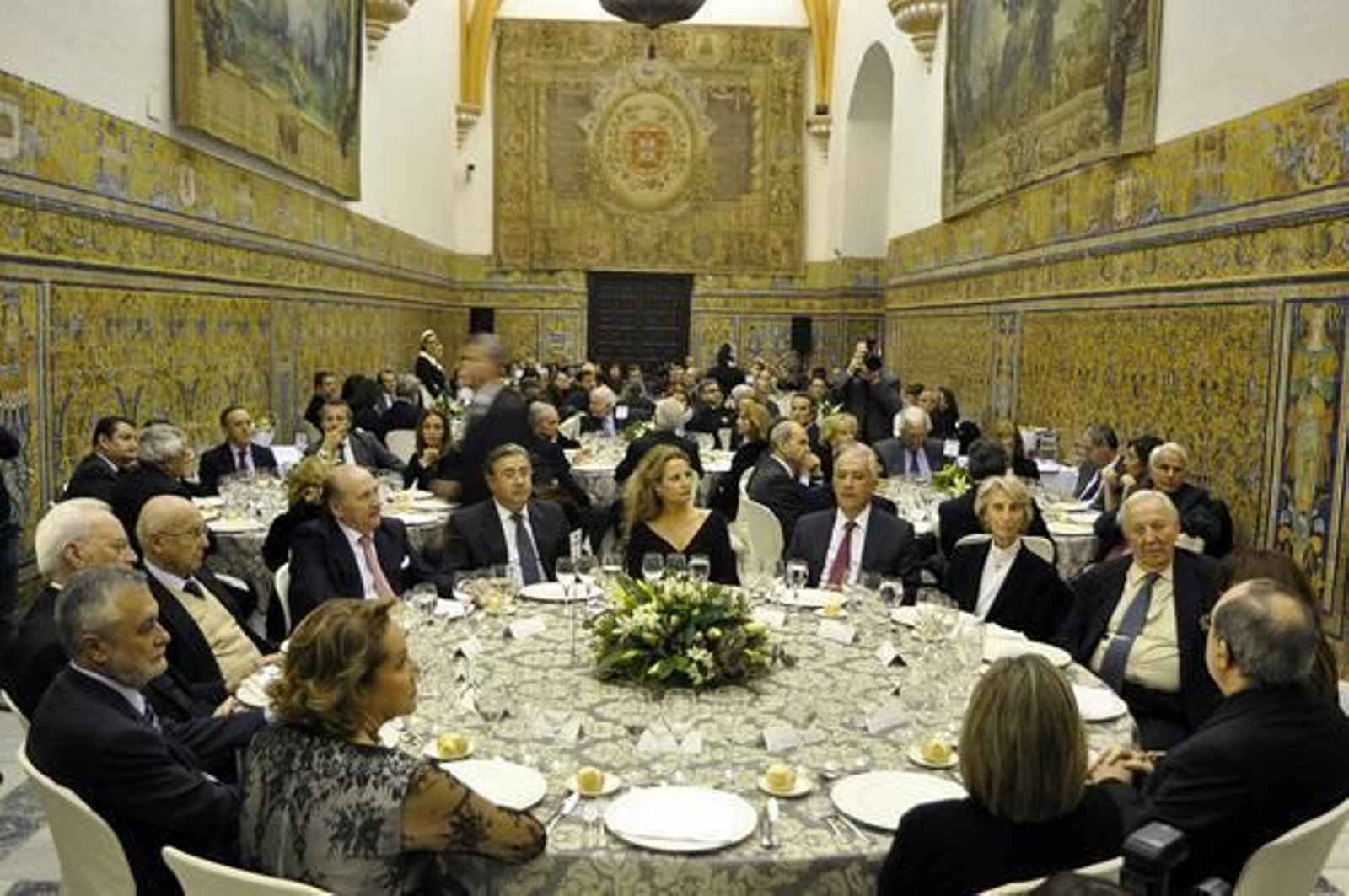 Concha Yoldi, José Antonio Griñán, el cardenal Amigo, Manuel Clavero, José Moya, Juan Ignacio Zoido, Marita Rufino, Javier Arenas, Guadalupe Tenero, Manuel Olivencia, Carmen Crespo, Juan José Asenjo y María Teresa Caravaca. 

Foto: Antonio Pizarro / Juan Carlos Vázquez / Victoria Hidalgo / Manuel Gómez