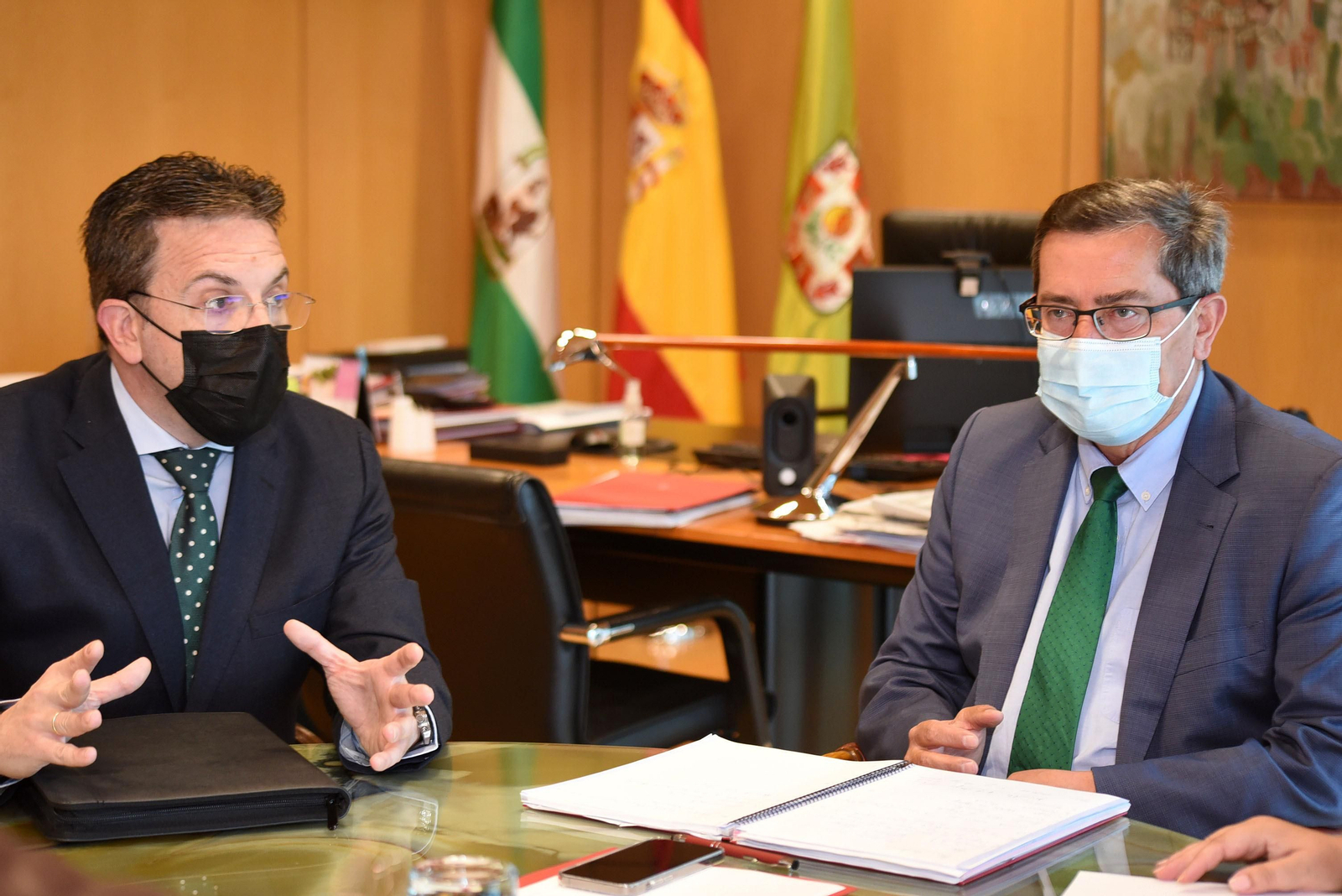 Juan Antonio Sánchez (izq) y José Entrena (dcha) en la reunión.