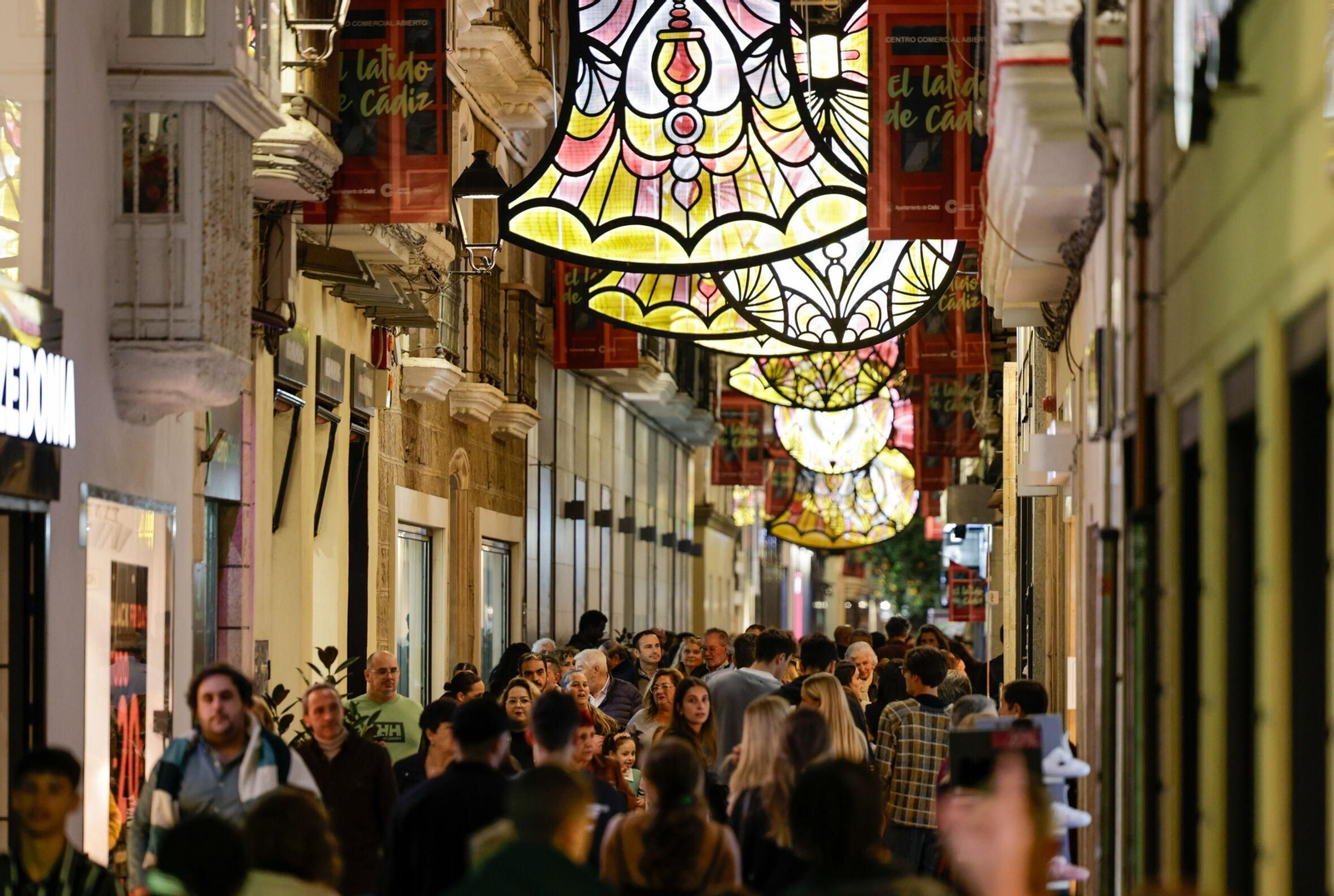 Alumbrado navideño por las calles de Cádiz