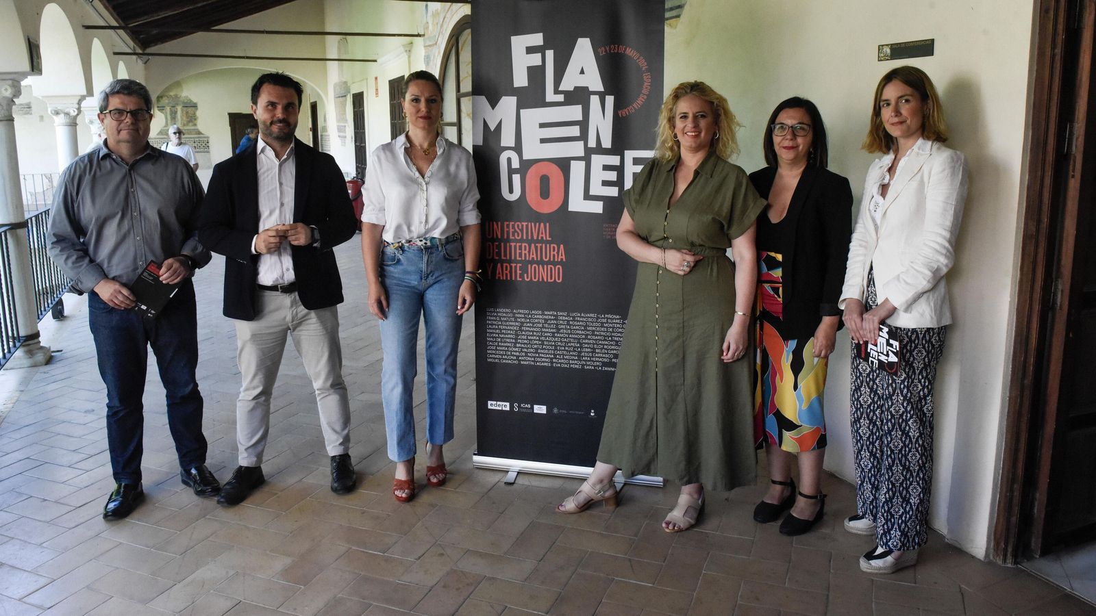 Las organizadoras del festival, arropadas por las instituciones.