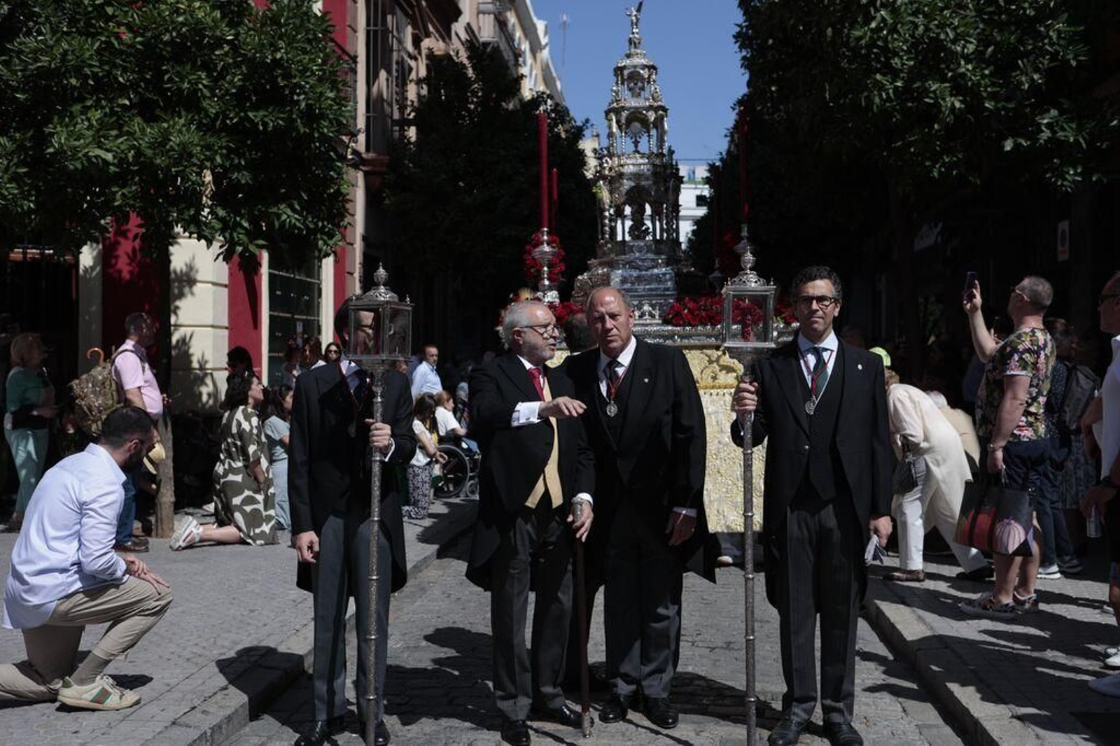 La custodia del Corpus de la Magdalena, por la feligresía de la parroquia.