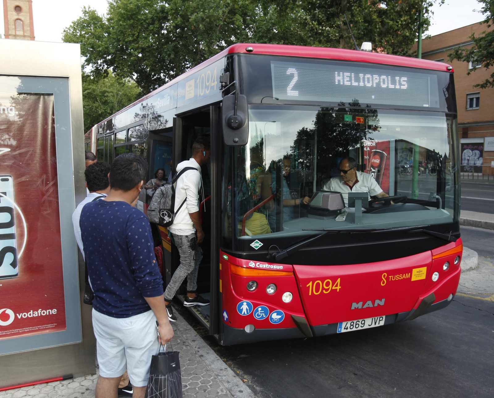 Varios usuarios suben a un autobús de Tussam de la línea 2.