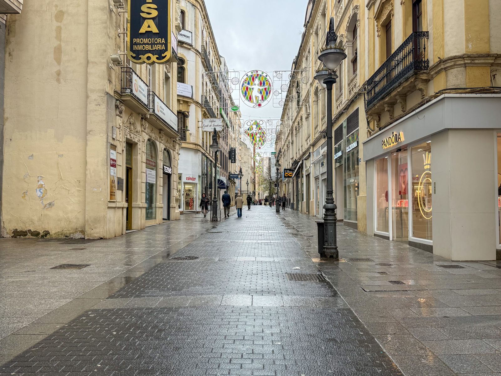 Las fuertes rachas de viento y la lluvia dejan las calles de Córdoba vacías