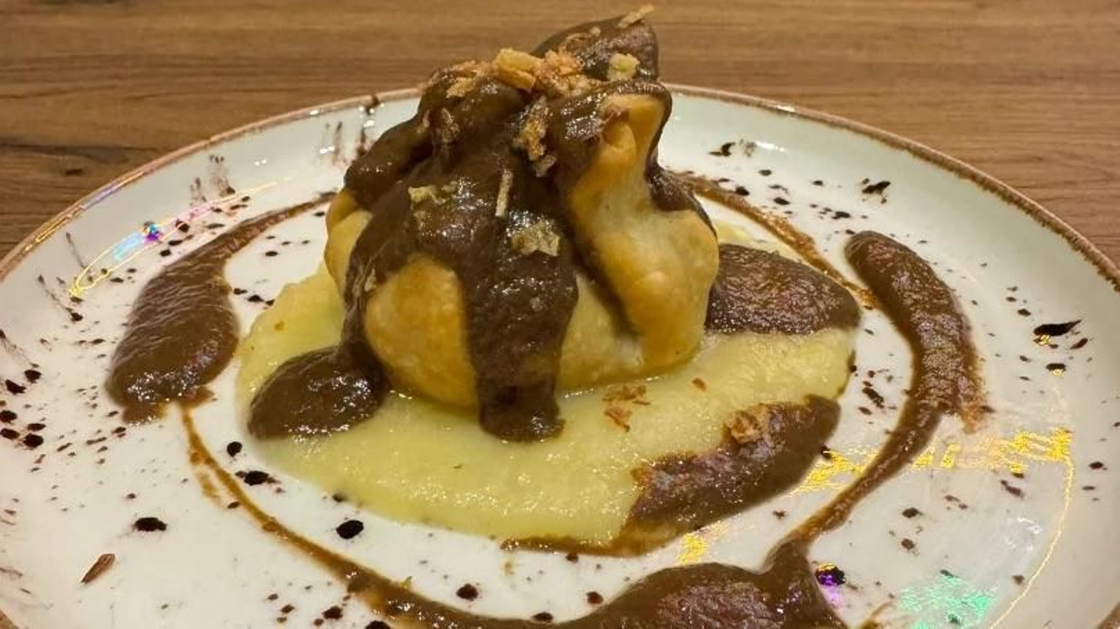 Sorpresa ibérica de chocolate sobre puré de pera