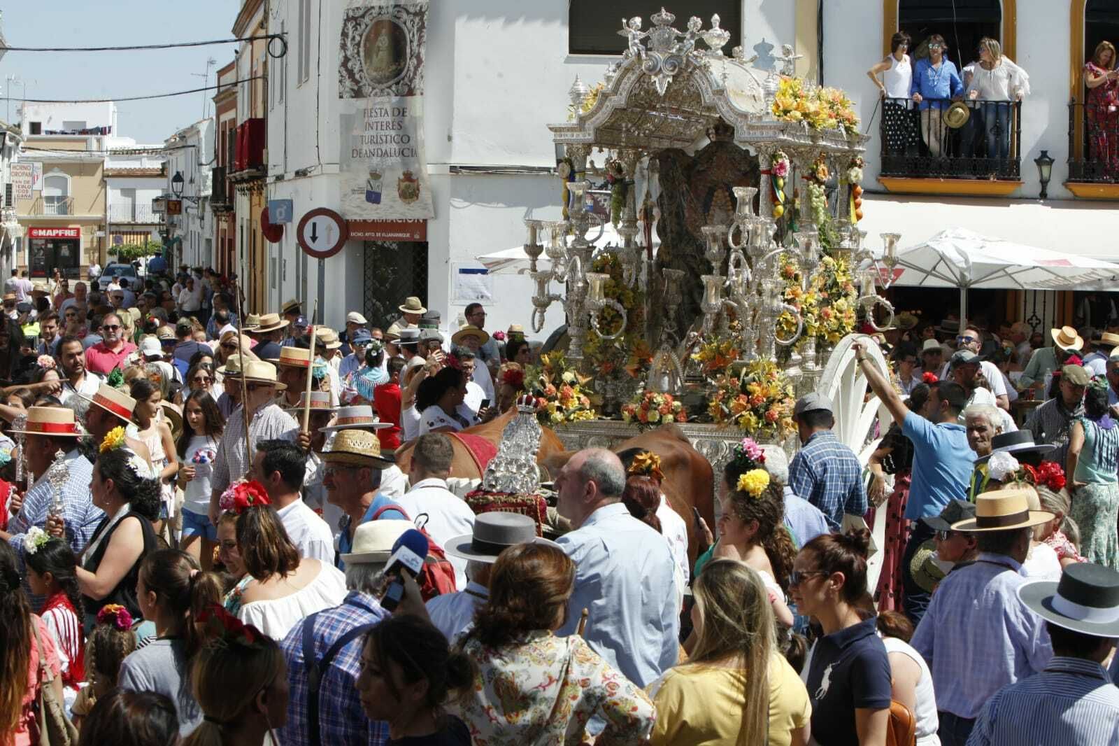 El paso de las hermandades del Rocío por Villamanrique, en imágenes