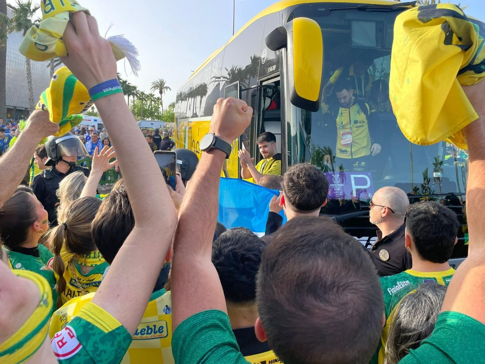 Fotogalería | La afición del Jaén Paraíso Interior FS tiñe Cartagena de amarillo