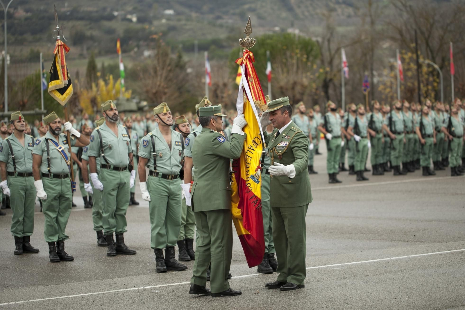 Entrega de la bandera de combate del Tercio Alejandro Farnesio al nuevo coronel.