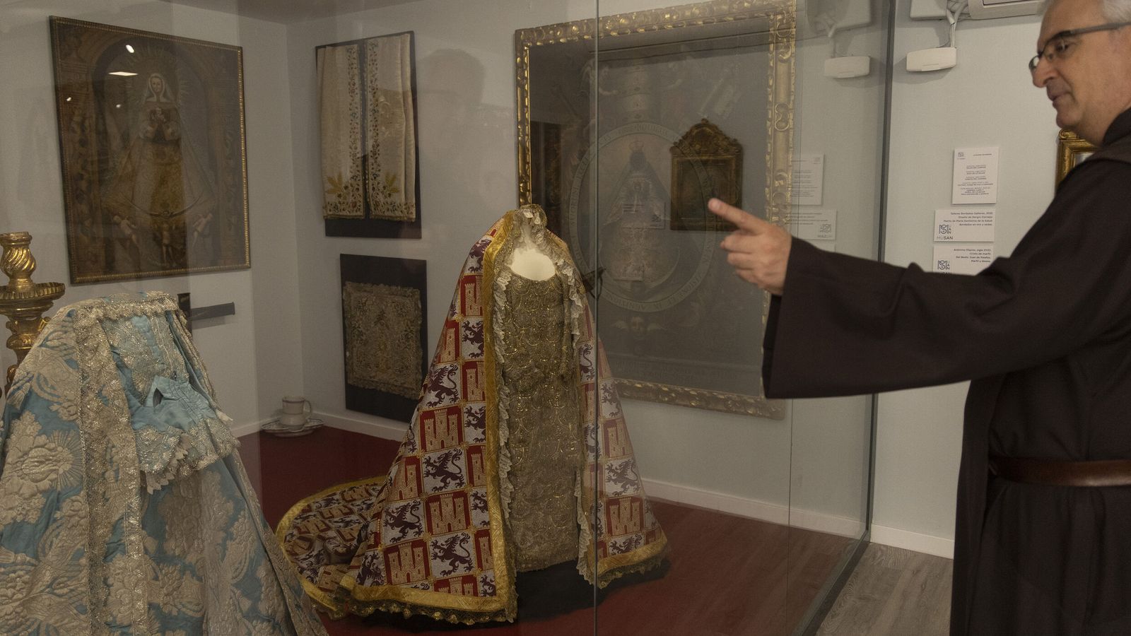 Los ternos de la Virgen de Gracia (Carmona) y los Milagros (El Puerto de Santa María) con sus respectivos cuadros.