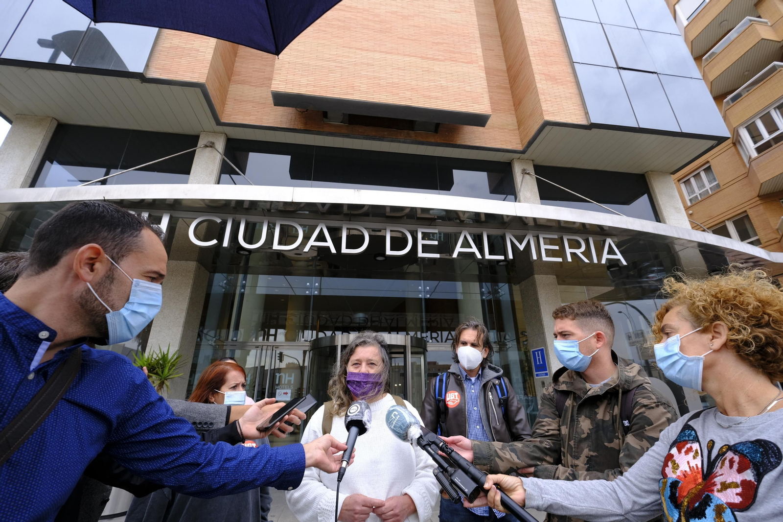 La delegada sindical Carmen Lucía Cruz explica la difícil situación que están viviendo los trabajadores.