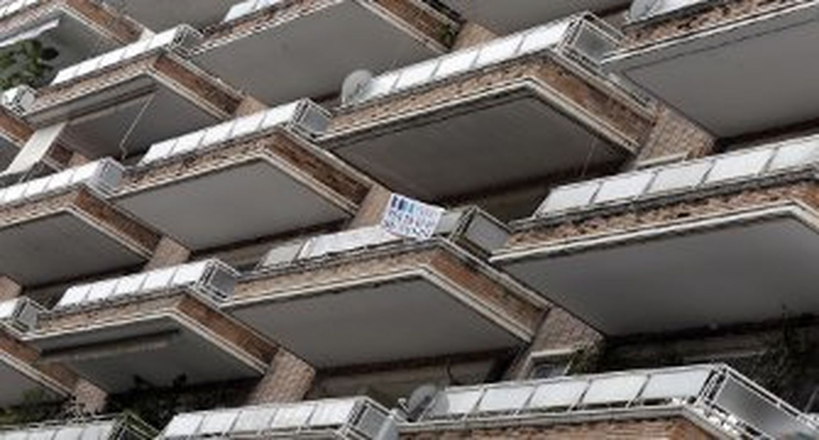 Fachada de un bloque de viviendas de Los Remedios. / Juan Carlos Muñoz