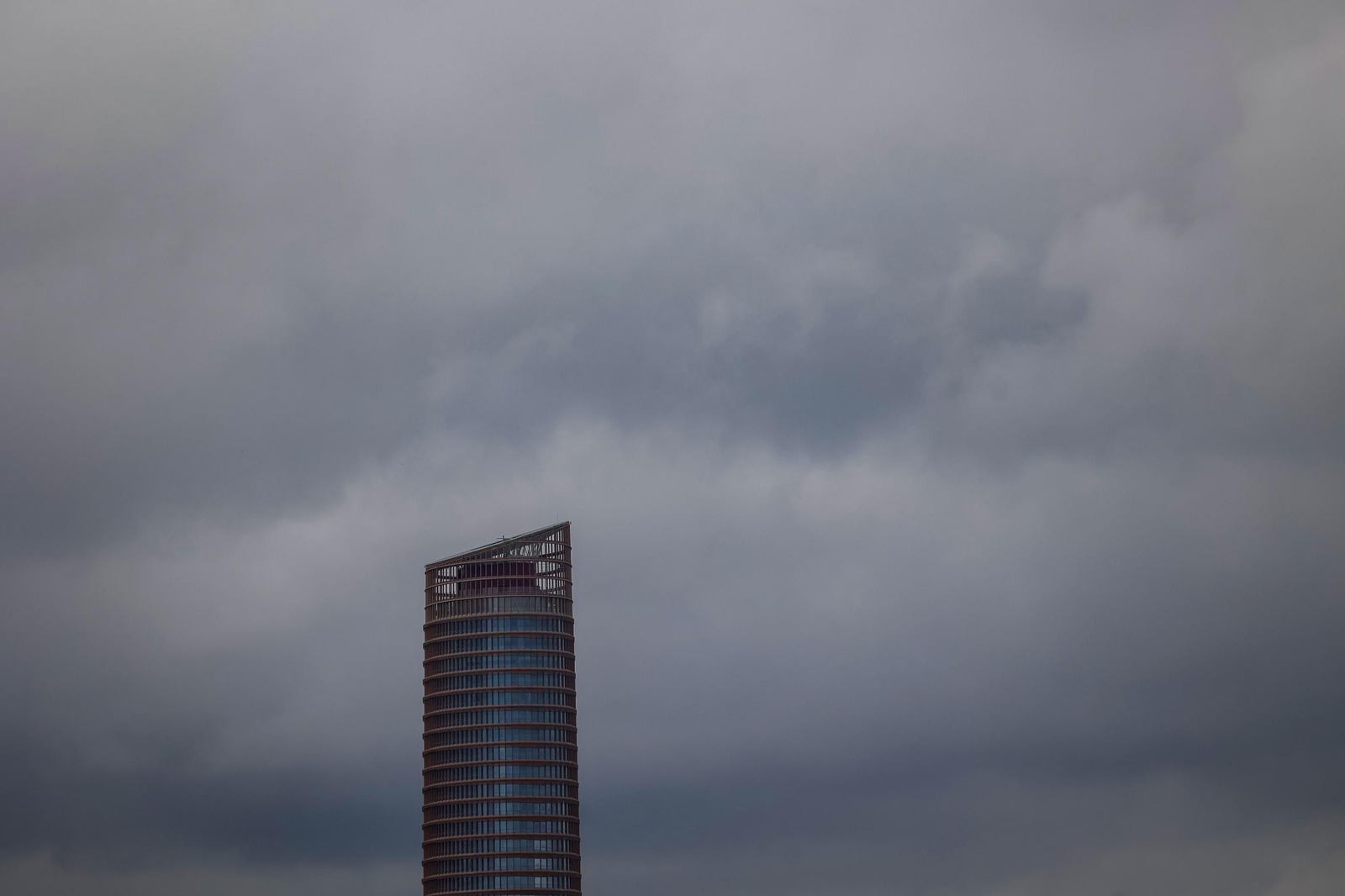 Otro día de frío y lluvia en Sevilla