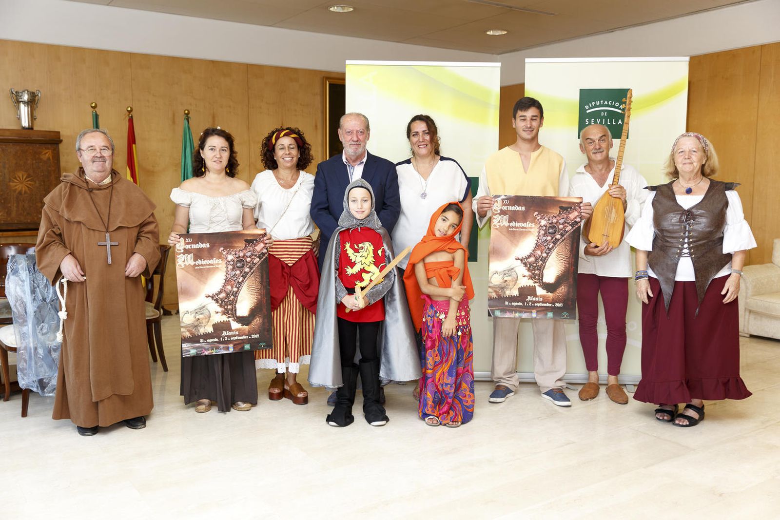 Imágenes del presidente de la Diputación y la alcaldesa de Alanís en la presentación de las Jornadas Medievales de la Sierra Morena sevillana.