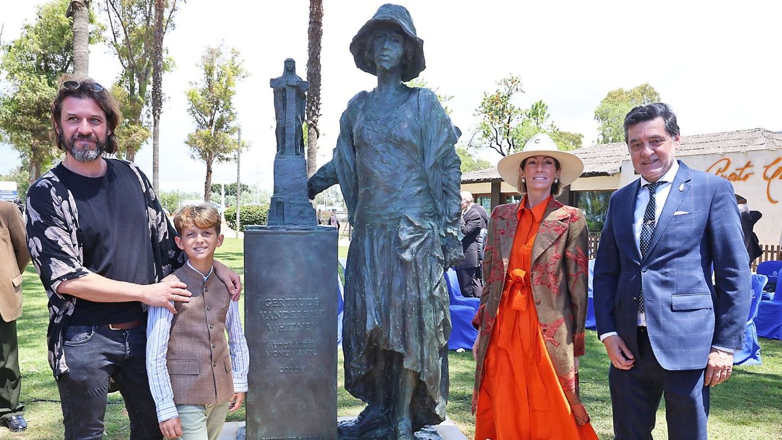 La bisnieta y el tataranieto junto a Martín Lagares y Eduardo Sugrañes, impulsores de la idea del monumento a miss Whitney.