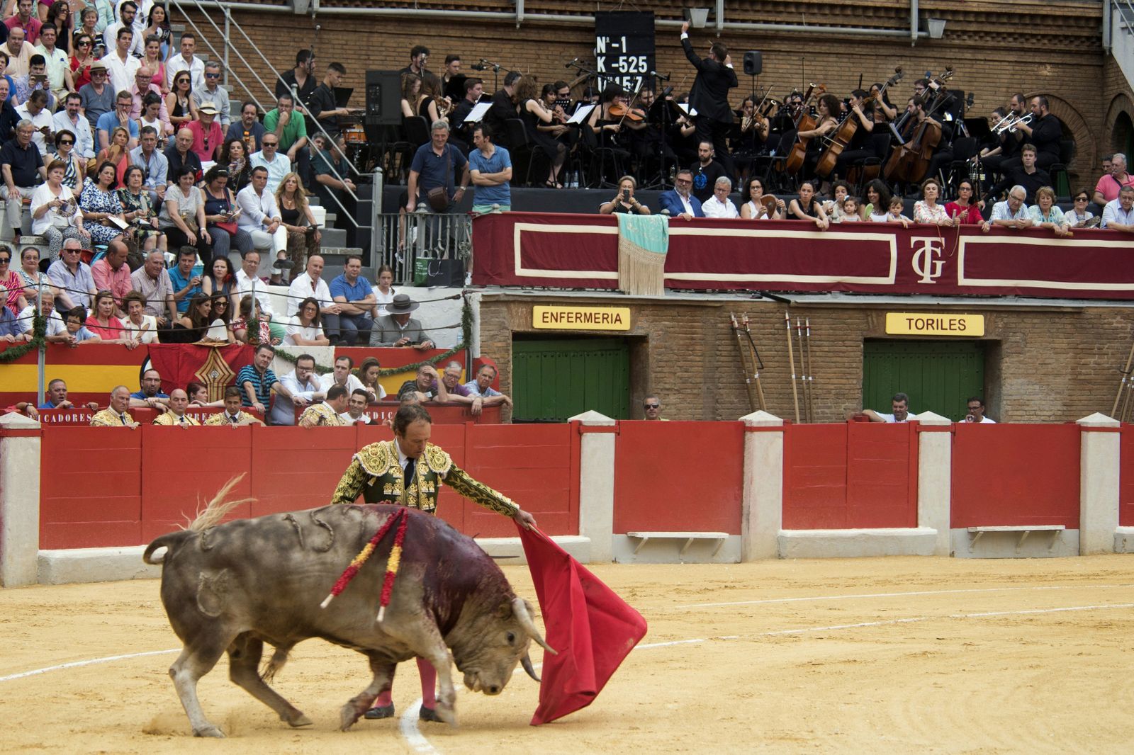Pepe Luiz Vázquez ante su primer toro, acompañado por la orquesta sinfónica Ciudad de Atarfe.