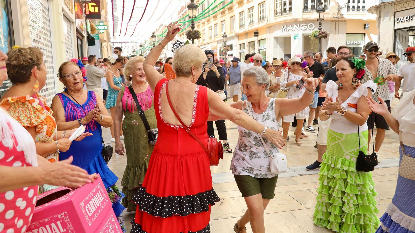 Varias mujeres se dan al baile en la calle Larios.
