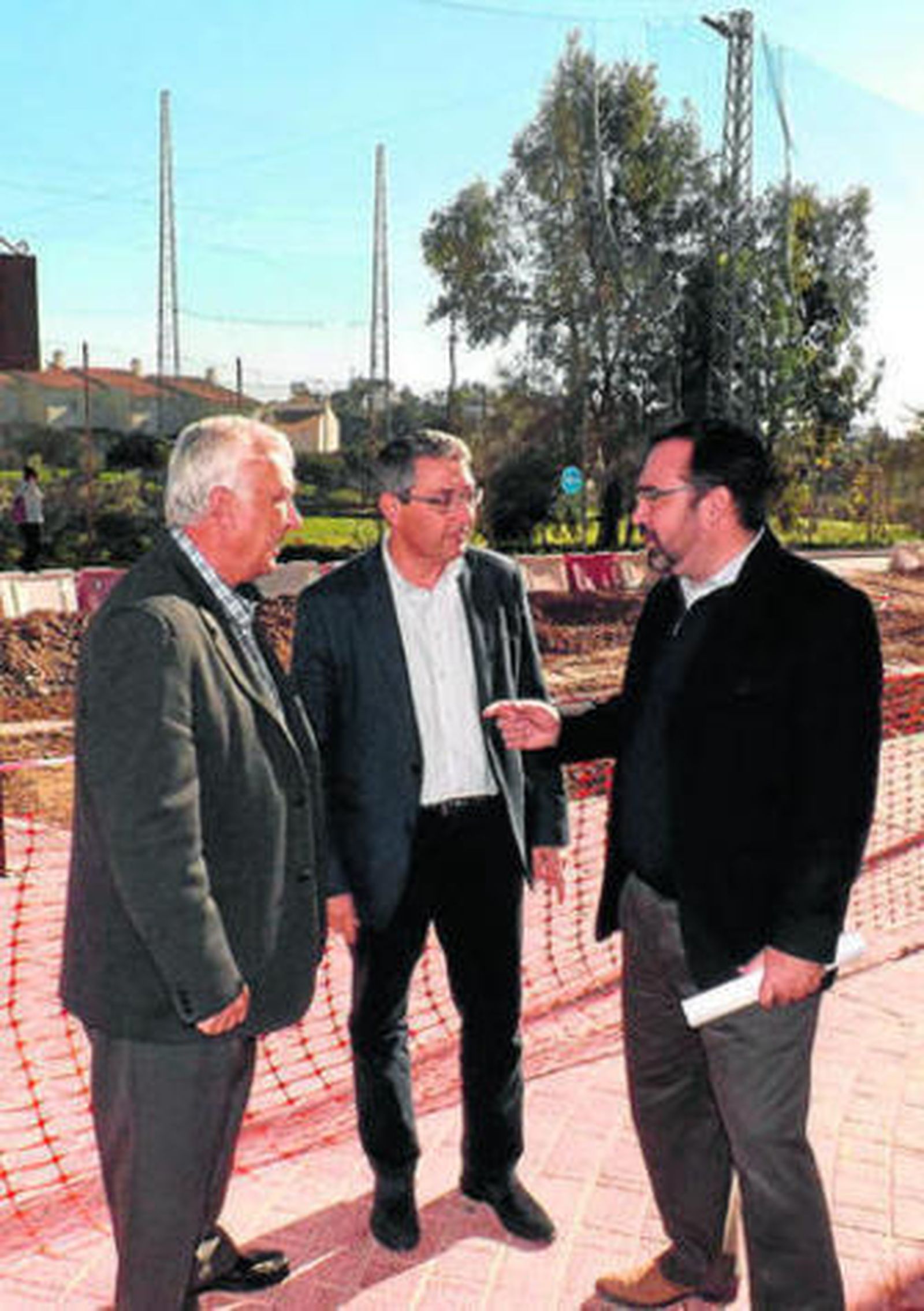 Las autoridades políticas en el tramo de la carretera por Añoreta.