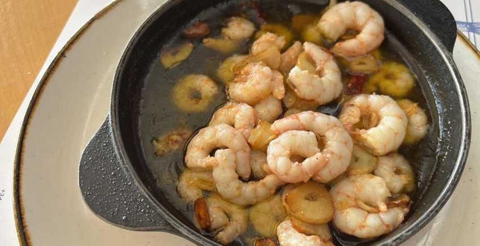 Un plato de gambas al ajillo.
