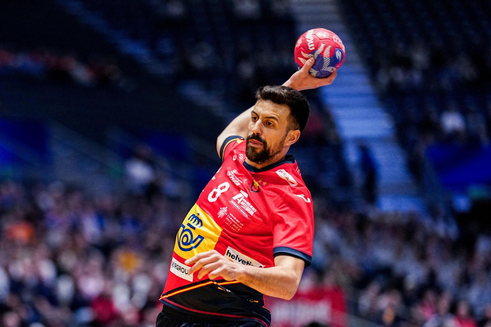 El lateral izquierdo almeriense en plena ejecución de un tiro durante un encuentro con la selección española.