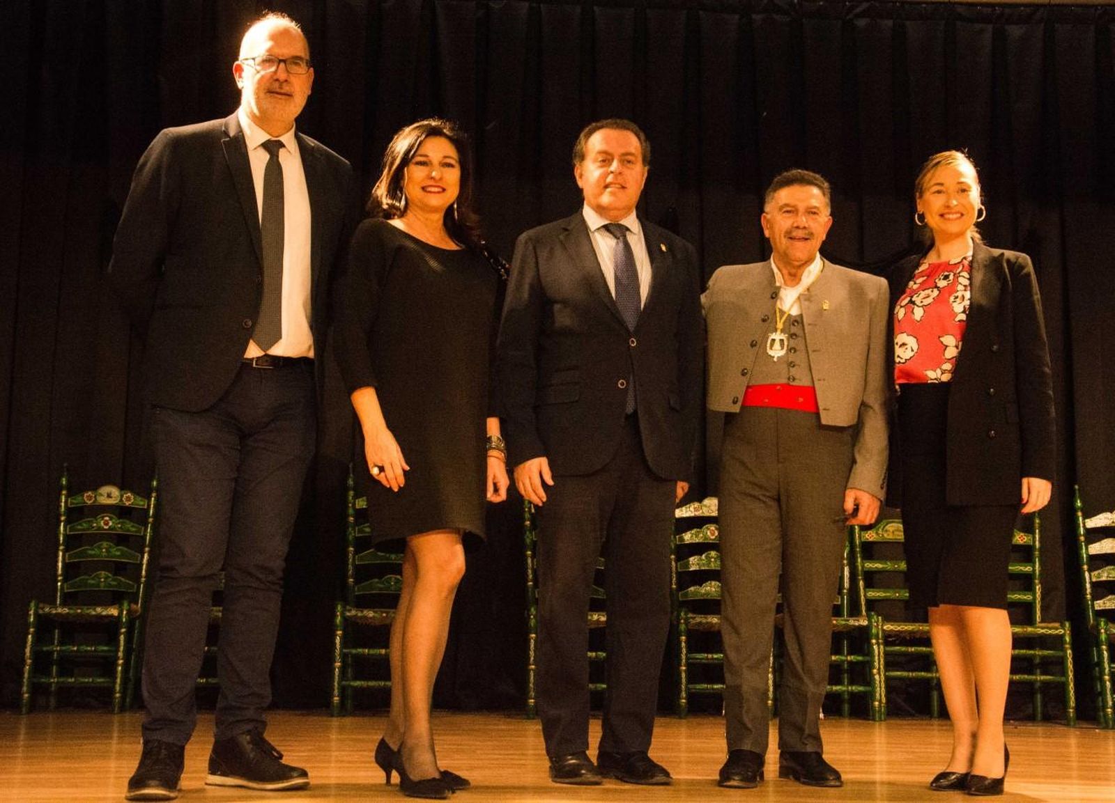 De izquierda a derecha, Manuel Villar, teniente de alcalde del Ayuntamiento de Alicante, Rosalía Mayor (Andaluza del Año), Juan Alfonso Romero, Miguel Beano (presidente de la Casa de Andalucía en Alicante)  y Lidia López, concejala de Hacienda y Comercio del Ayuntamiento de Alicante.