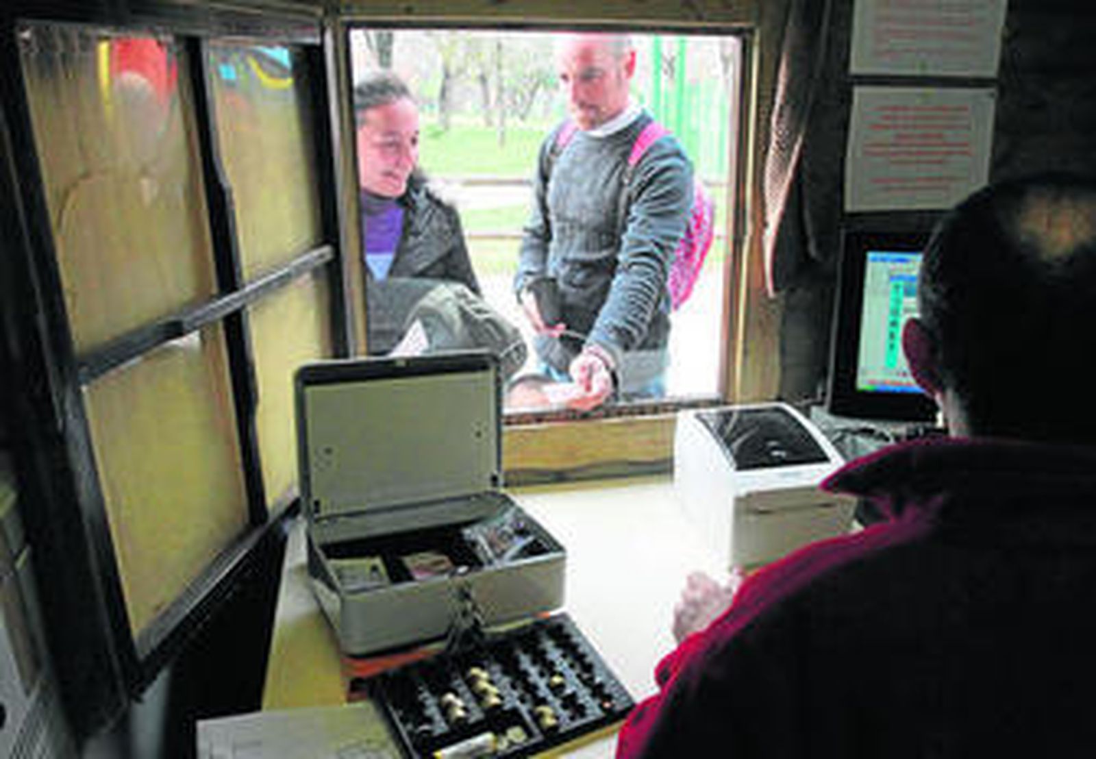 Una familia saca su tique para acceder a la zona de ocio infantil.