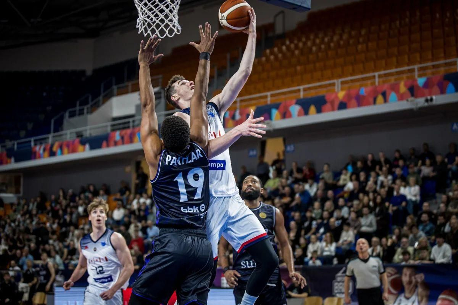 Pantzar defiende una acción.