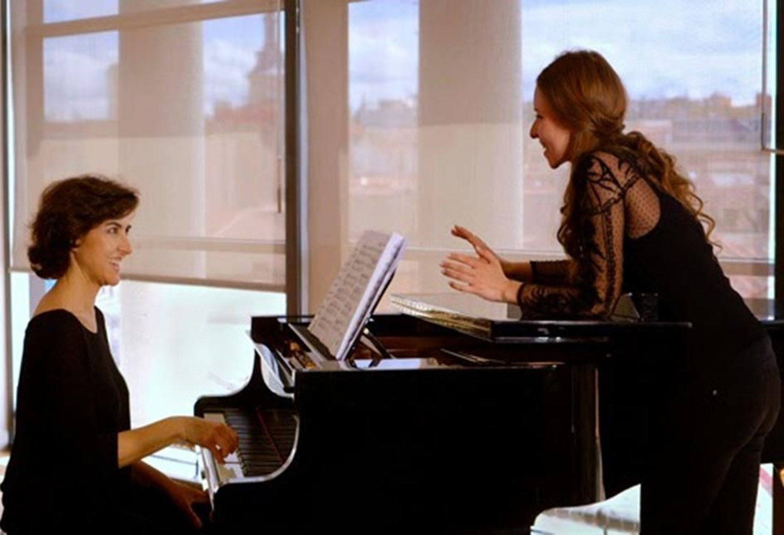 Rosa Torres-Pardo y Rocío Márquez en 'Una rosa para Soler'.