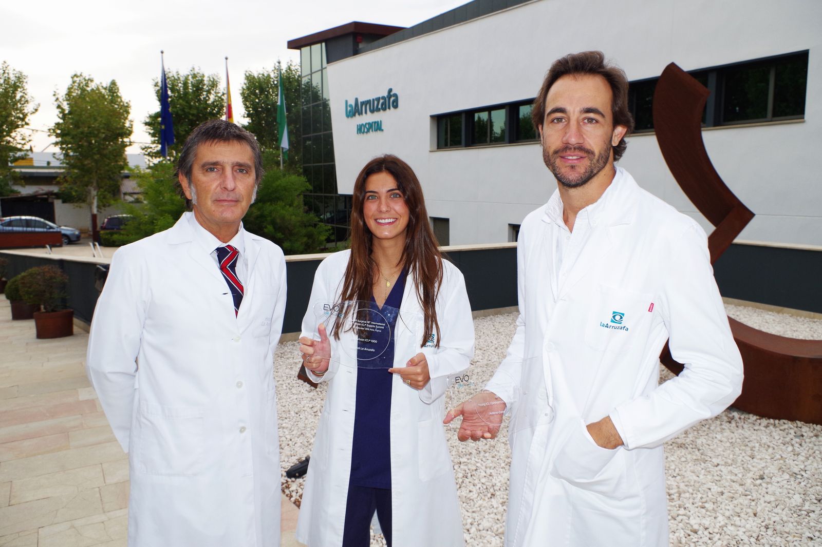 Parte del equipo del hospital posa con los galardones.